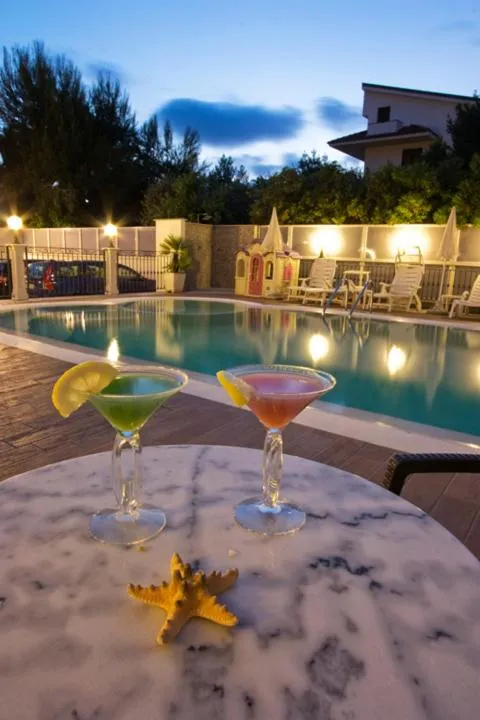Swimming pool in Hotel Mocambo piscina, spiaggia e biciclette