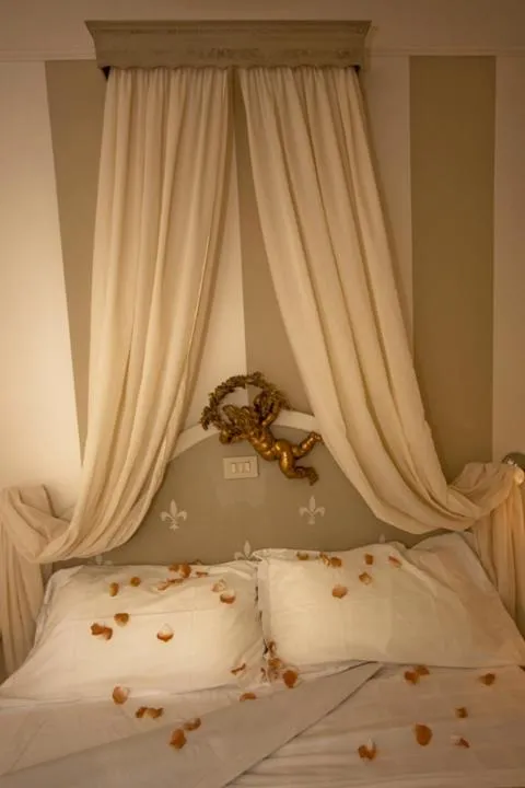 Decorative detail, Bed in Hotel Mocambo piscina, spiaggia e biciclette