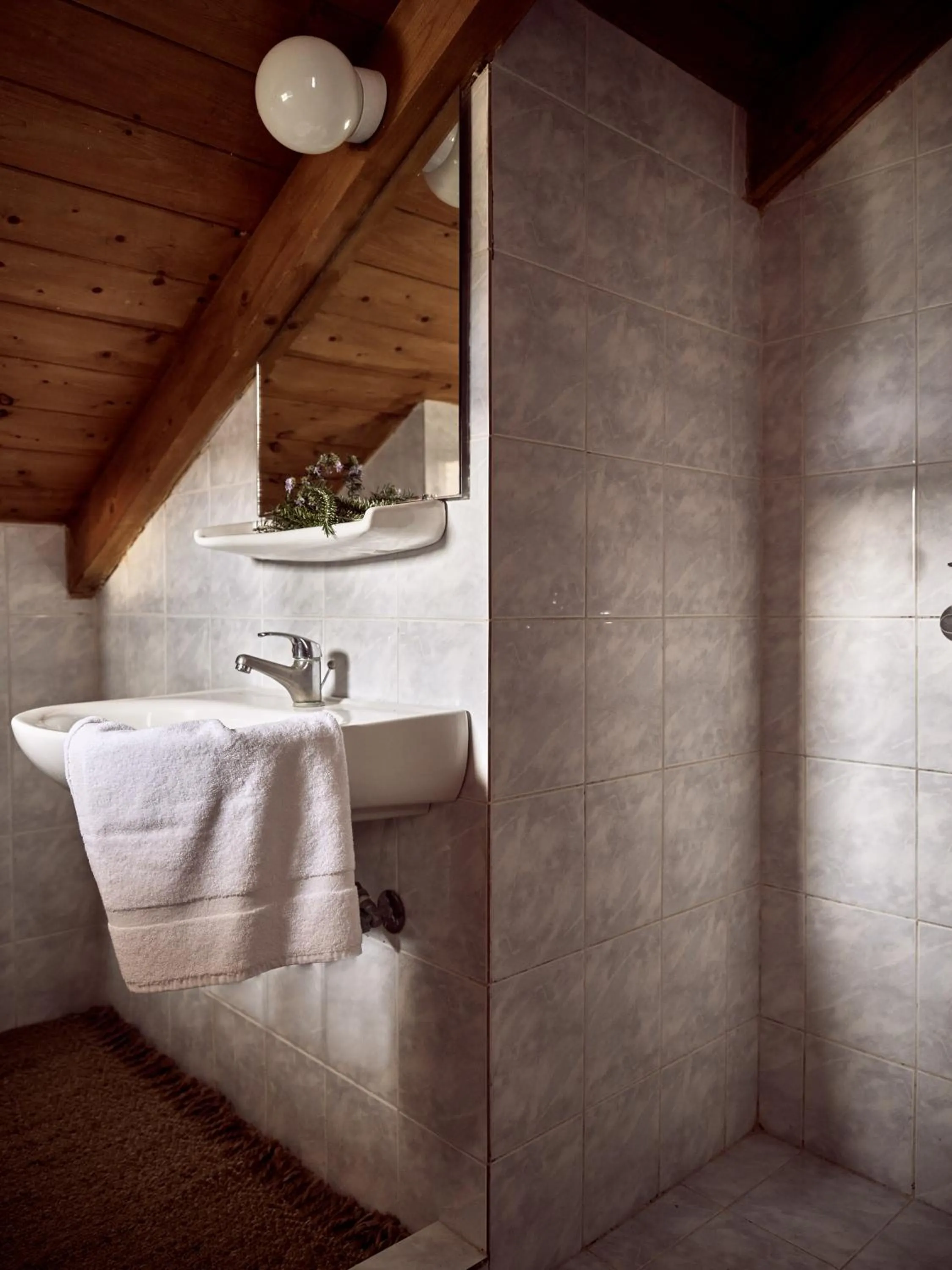 Bathroom, Bed in Razis Apartments