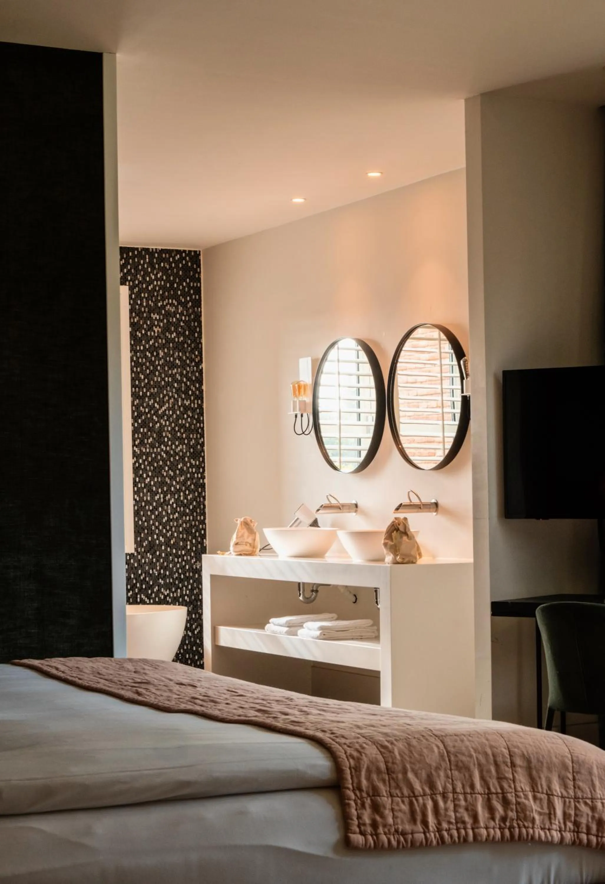 Spa and wellness centre/facilities, Bed in Van der Valk Hotel Apeldoorn