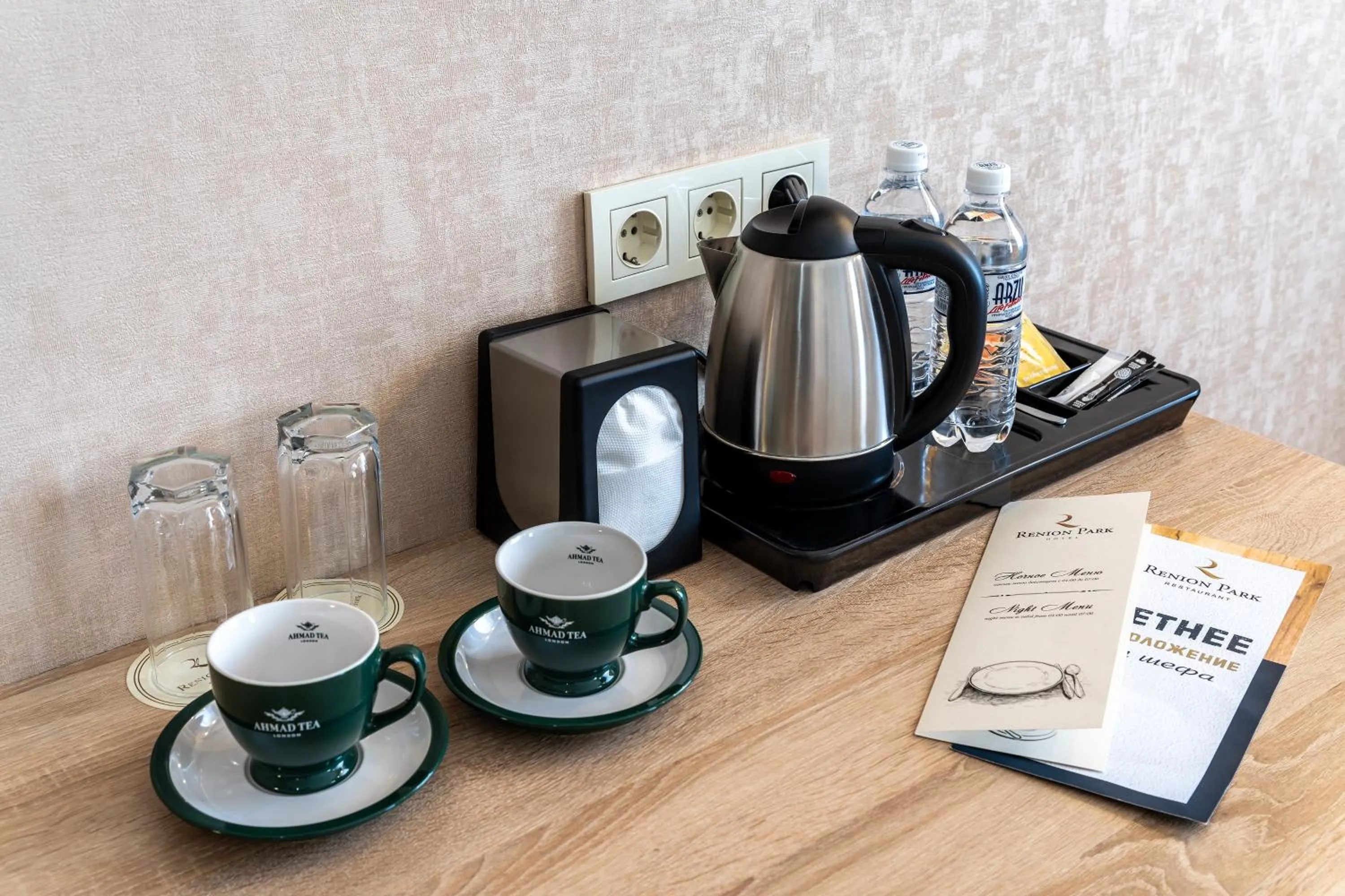 Coffee/tea facilities in Renion Park Hotel