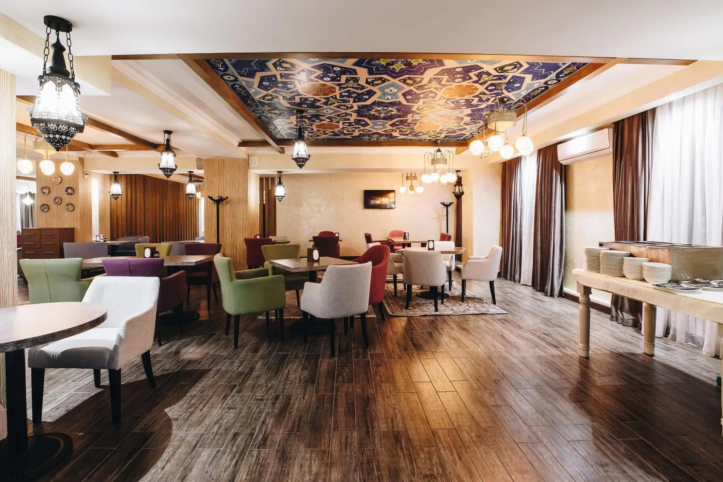 Restaurant/places to eat in Renion Park Hotel