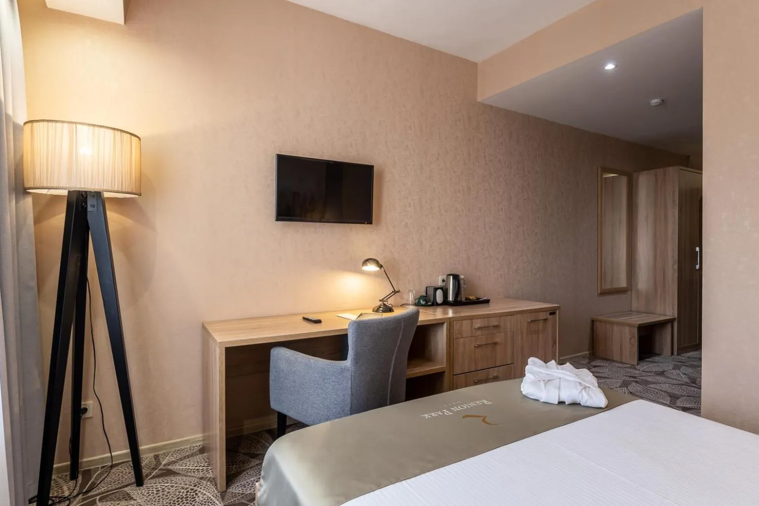 TV and multimedia, Bed in Renion Park Hotel