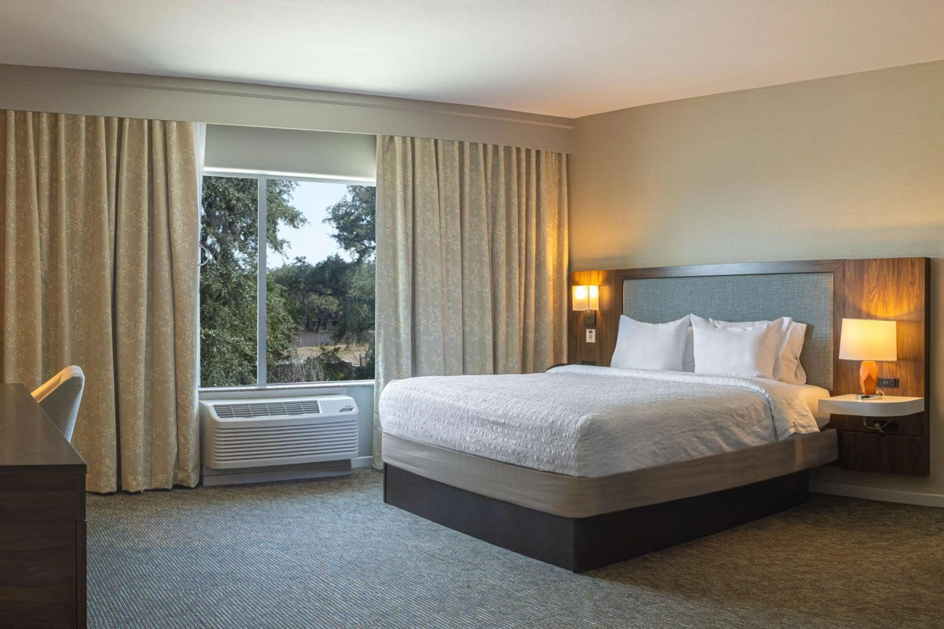 Bed in Hampton Inn & Suites Boerne