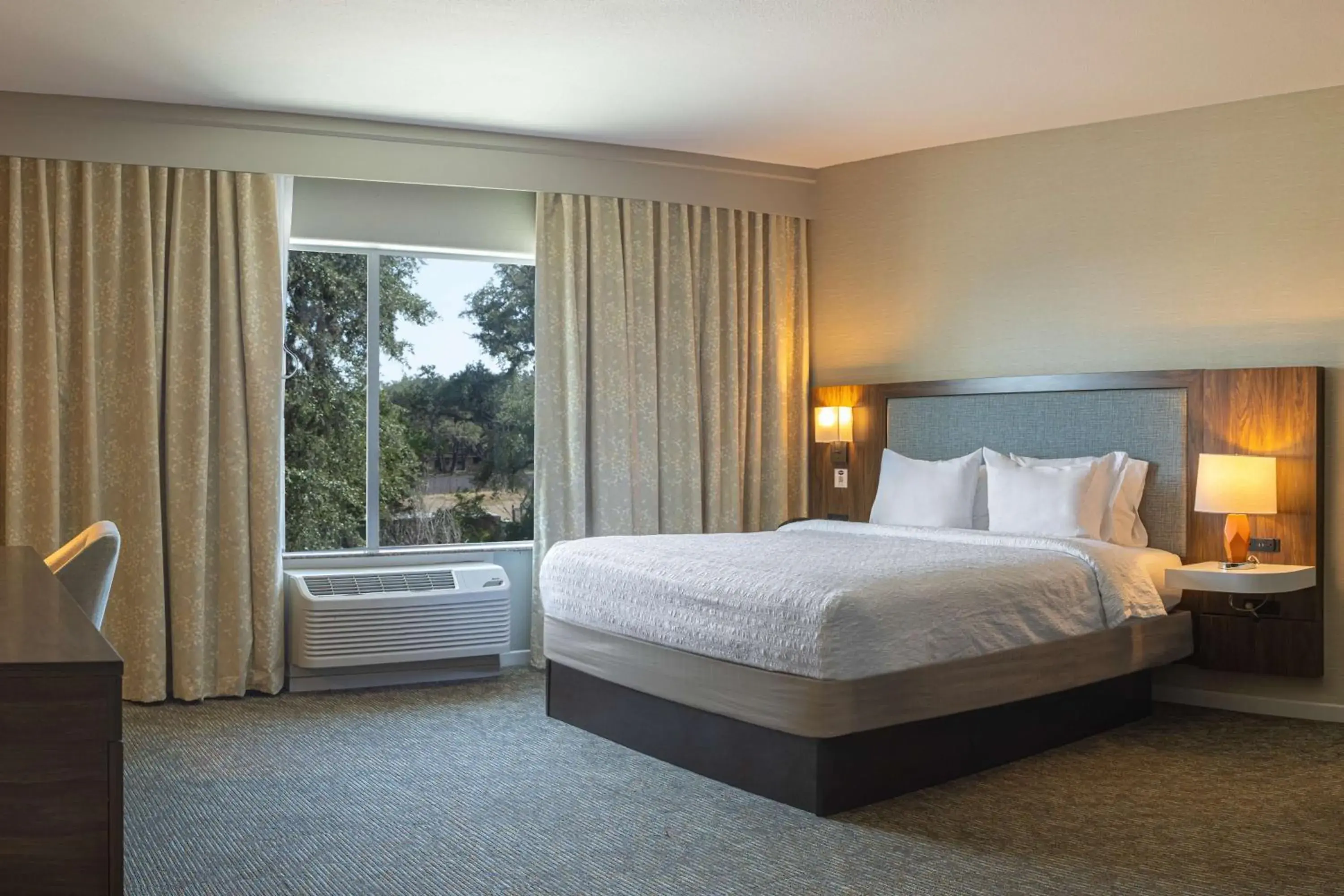 Bed in Hampton Inn & Suites Boerne Bed in Hampton Inn & Suites Boerne