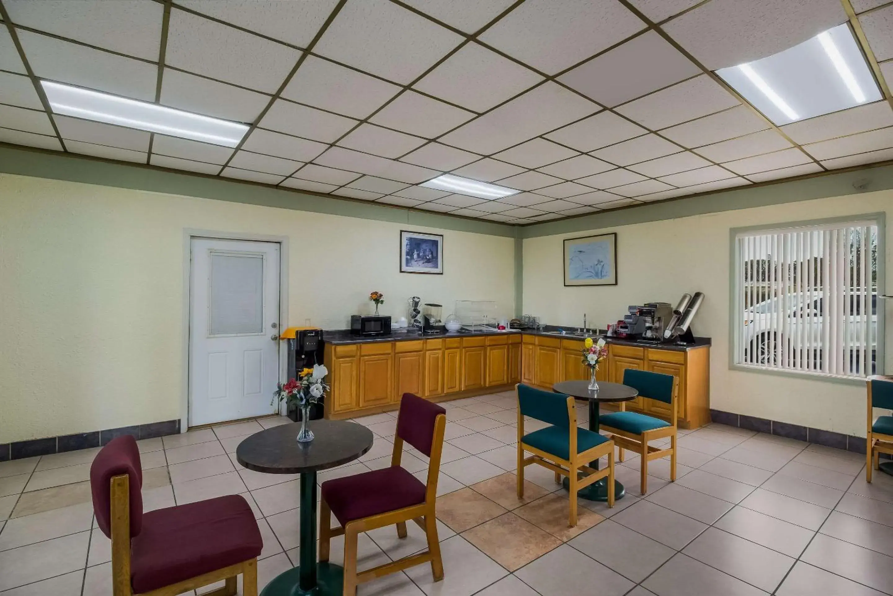 Breakfast in Rodeway Inn Conference Center Breakfast in Rodeway Inn Conference Center