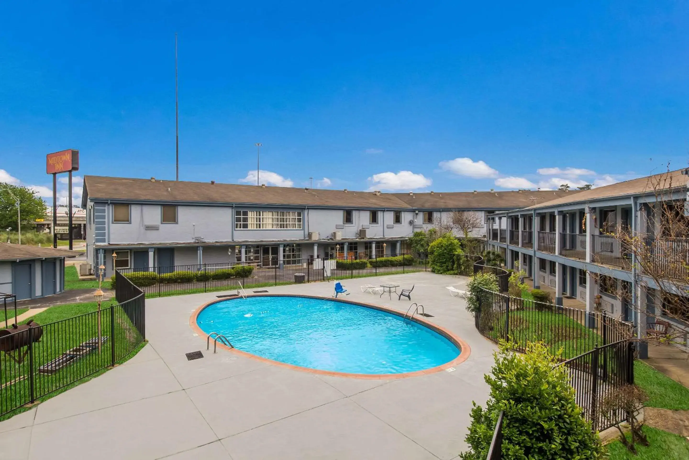 Swimming pool in Rodeway Inn Conference Center Swimming pool in Rodeway Inn Conference Center