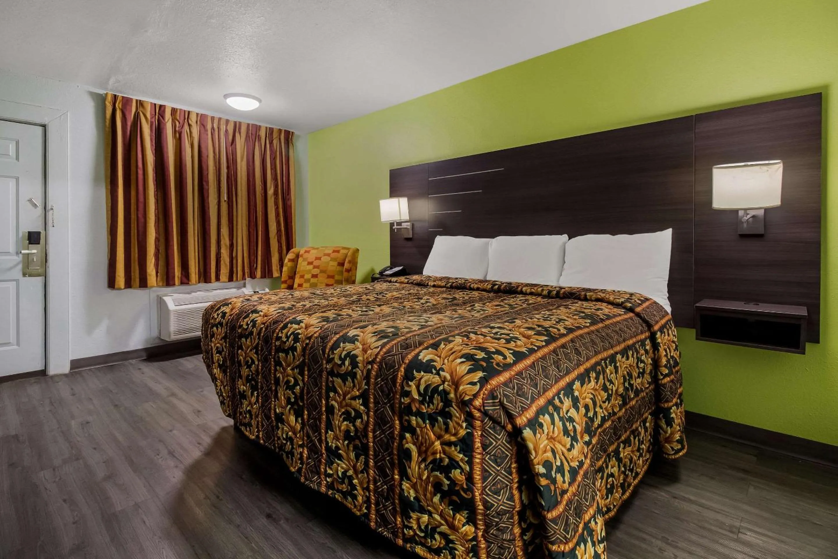 Bedroom, Bed in Rodeway Inn Conference Center