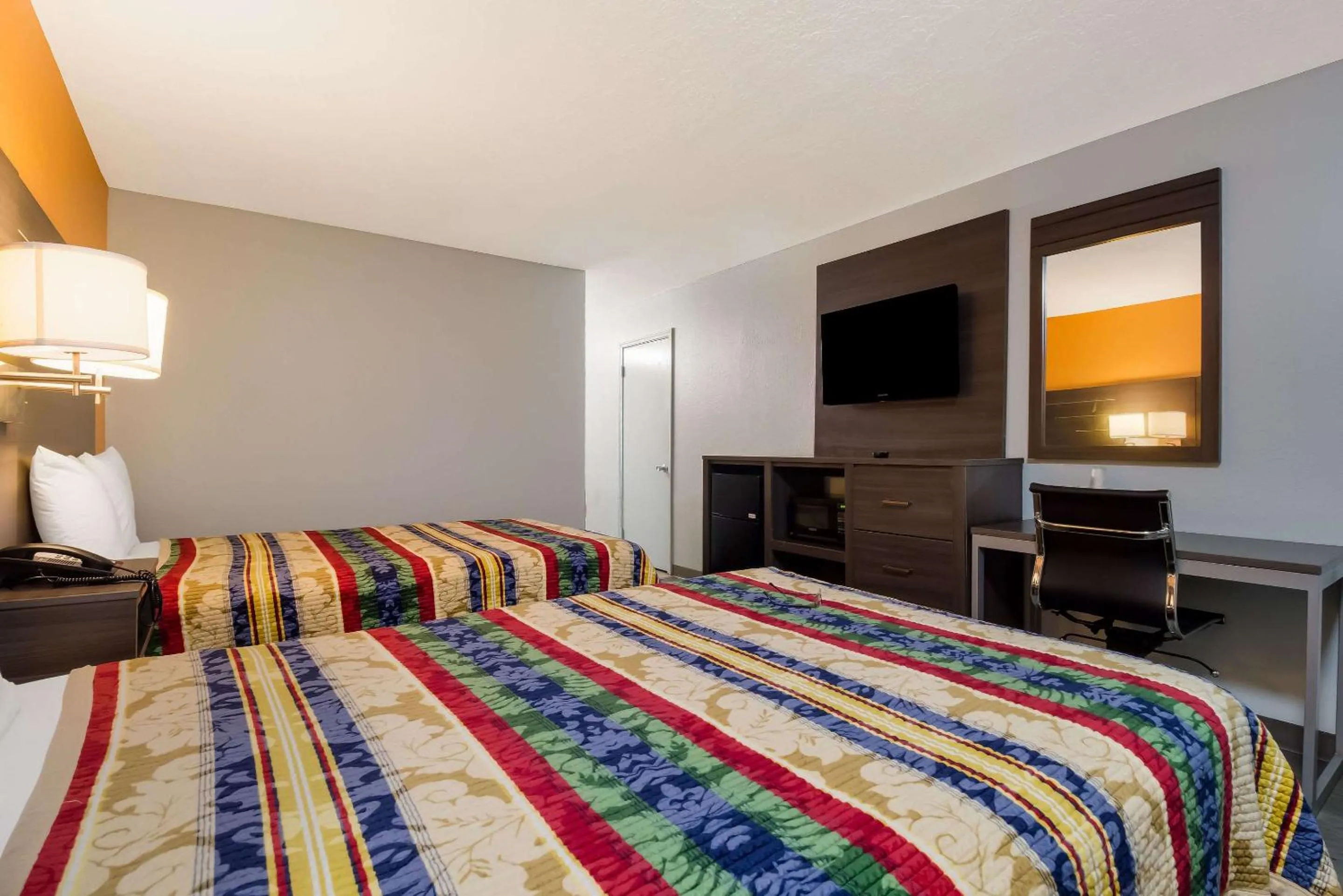 Bedroom, Bed in Rodeway Inn Conference Center