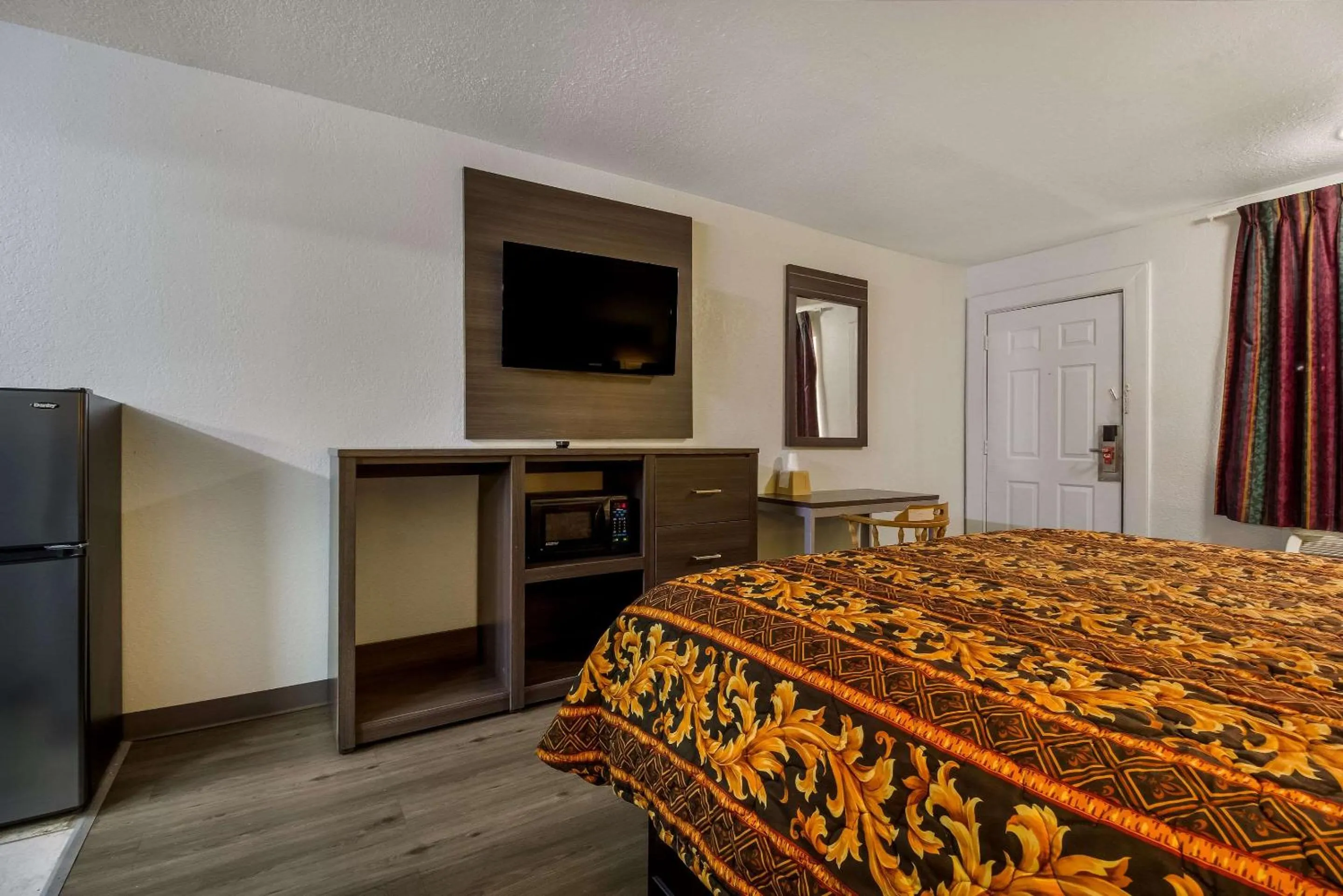 Bedroom, Bed in Rodeway Inn Conference Center