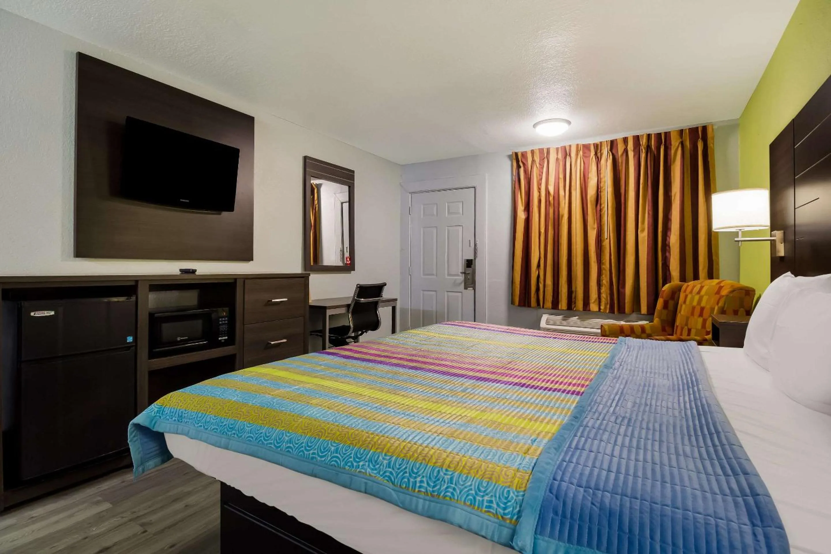 Bedroom, Bed in Rodeway Inn Conference Center