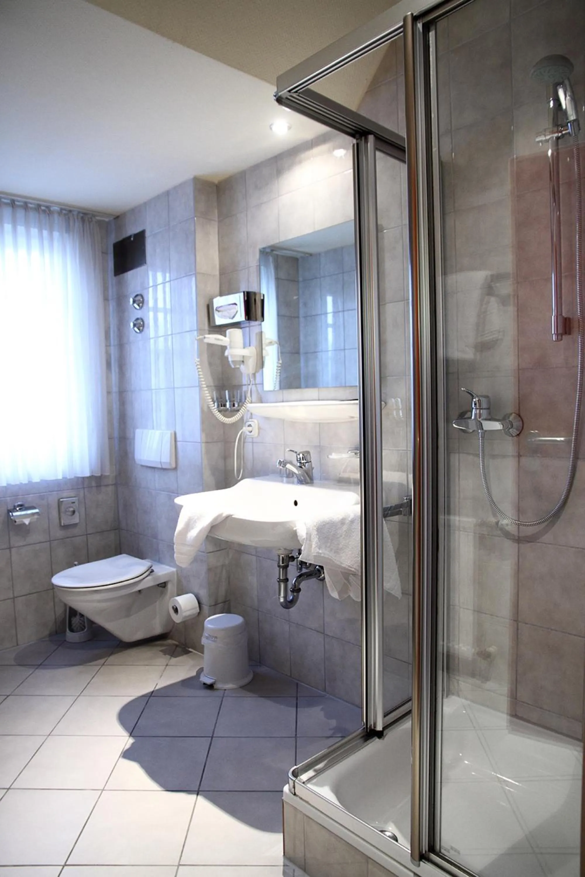 Shower in Hotel zur Altstadt