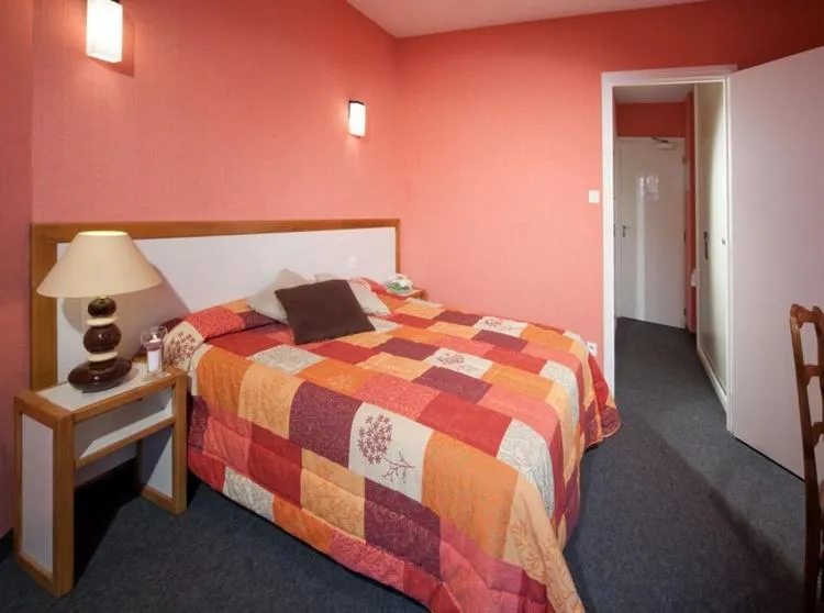 Photo of the whole room in Logis Hotel Restaurant des Voyageurs