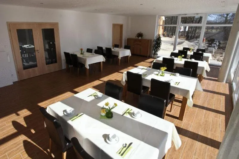 Restaurant/places to eat in Hotel am Interpark