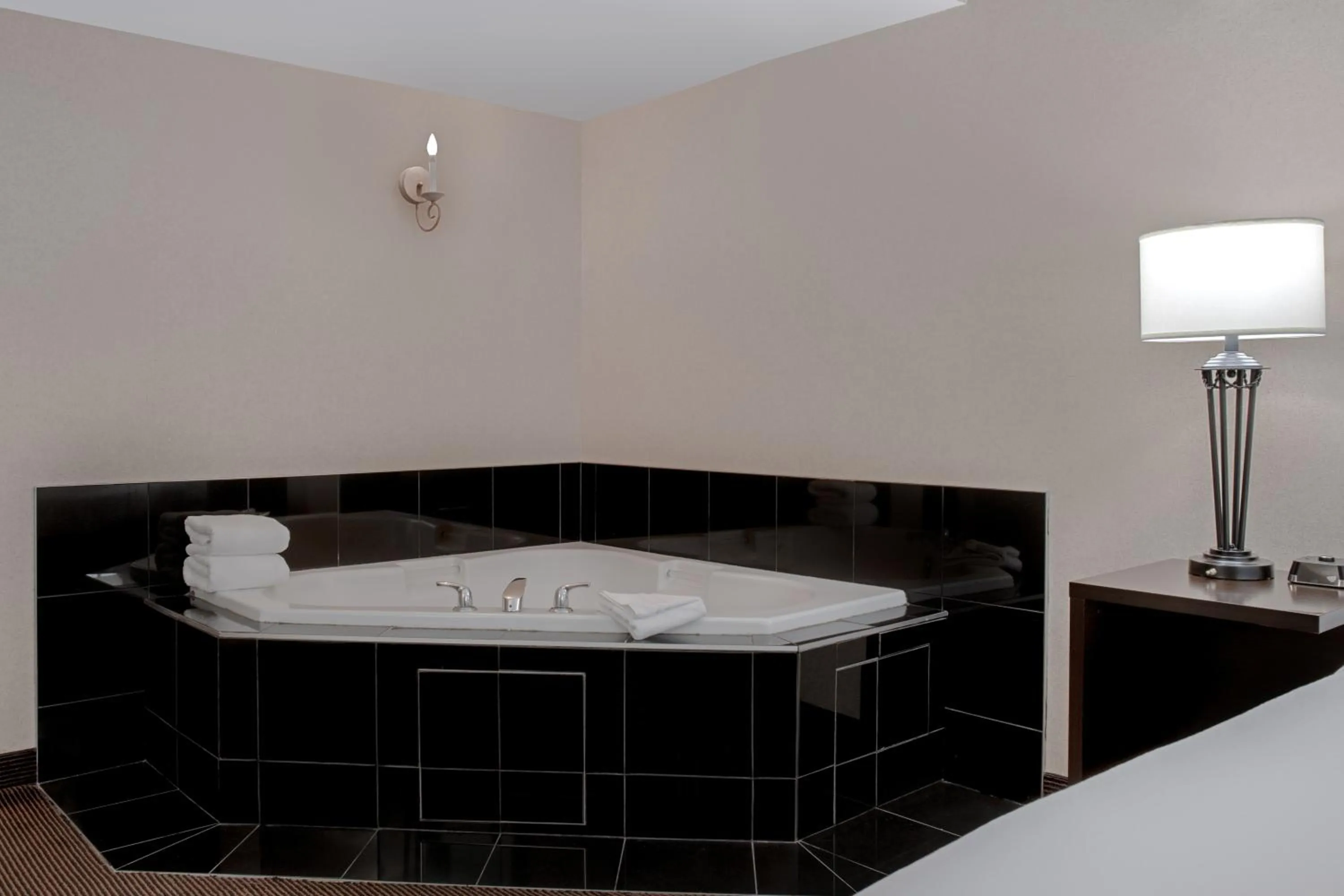 Bath, Bed in Ramada Plaza by Wyndham Calgary Downtown