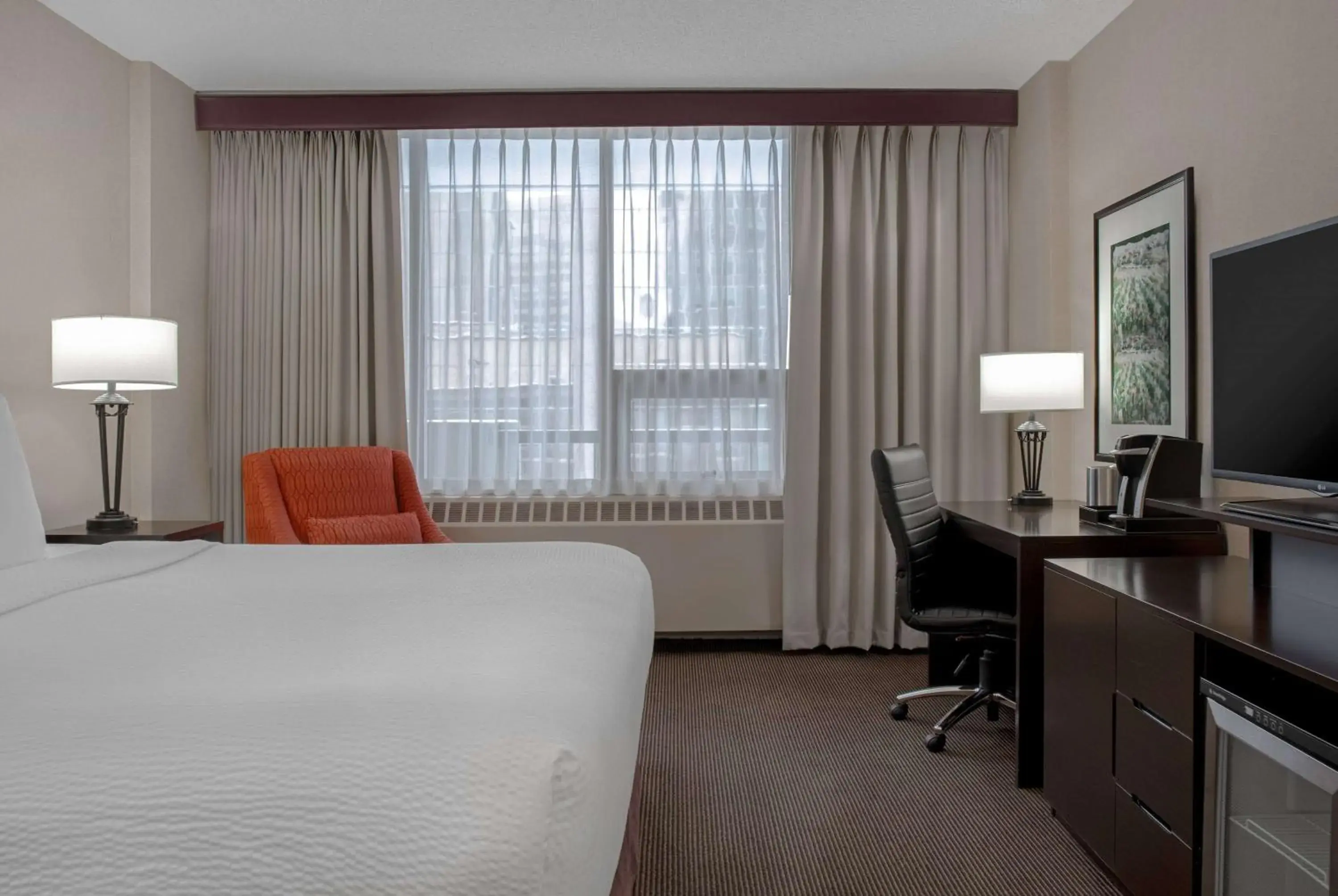 Photo of the whole room, Bed in Ramada Plaza by Wyndham Calgary Downtown Photo of the whole room, Bed in Ramada Plaza by Wyndham Calgary Downtown