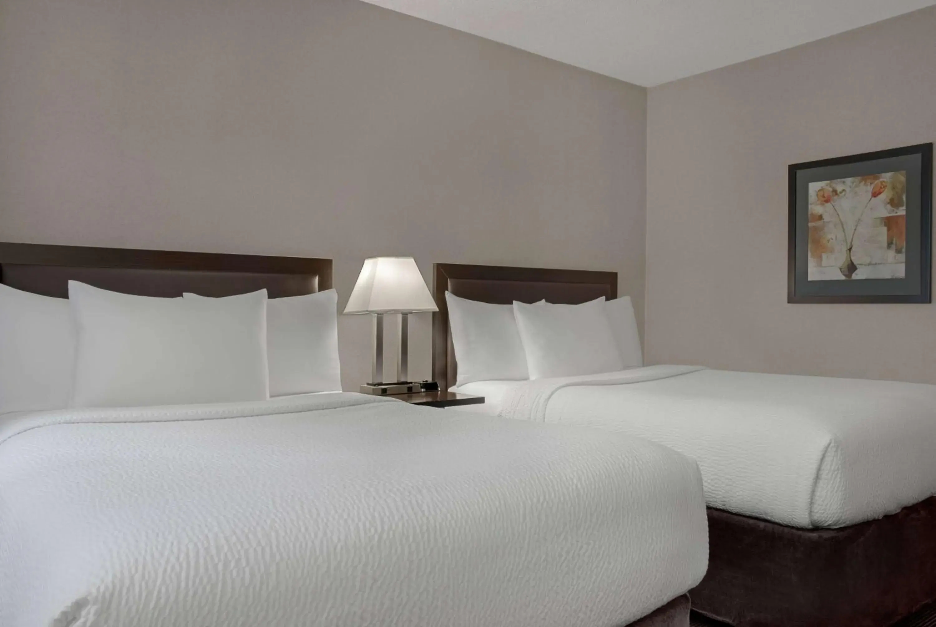Photo of the whole room, Bed in Ramada Plaza by Wyndham Calgary Downtown Photo of the whole room, Bed in Ramada Plaza by Wyndham Calgary Downtown