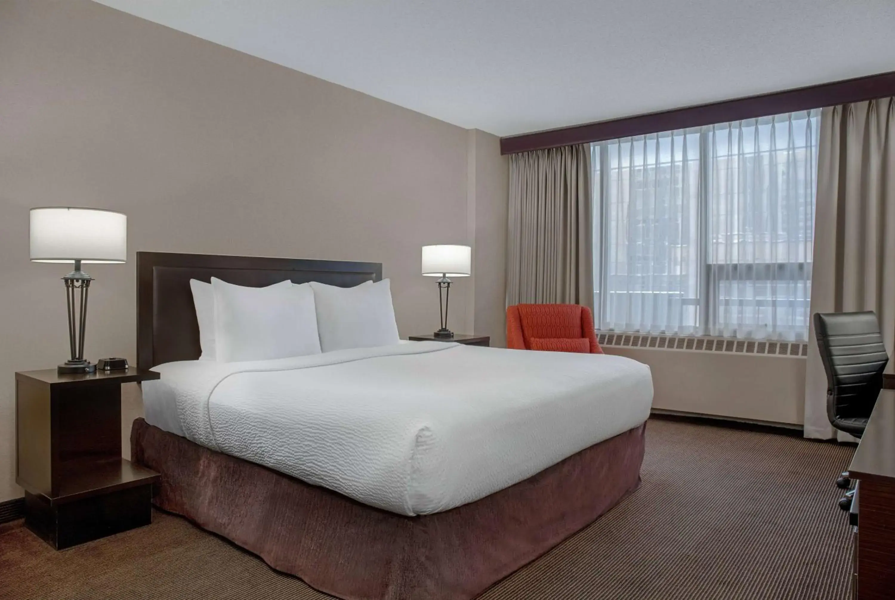 Photo of the whole room, Bed in Ramada Plaza by Wyndham Calgary Downtown Photo of the whole room, Bed in Ramada Plaza by Wyndham Calgary Downtown