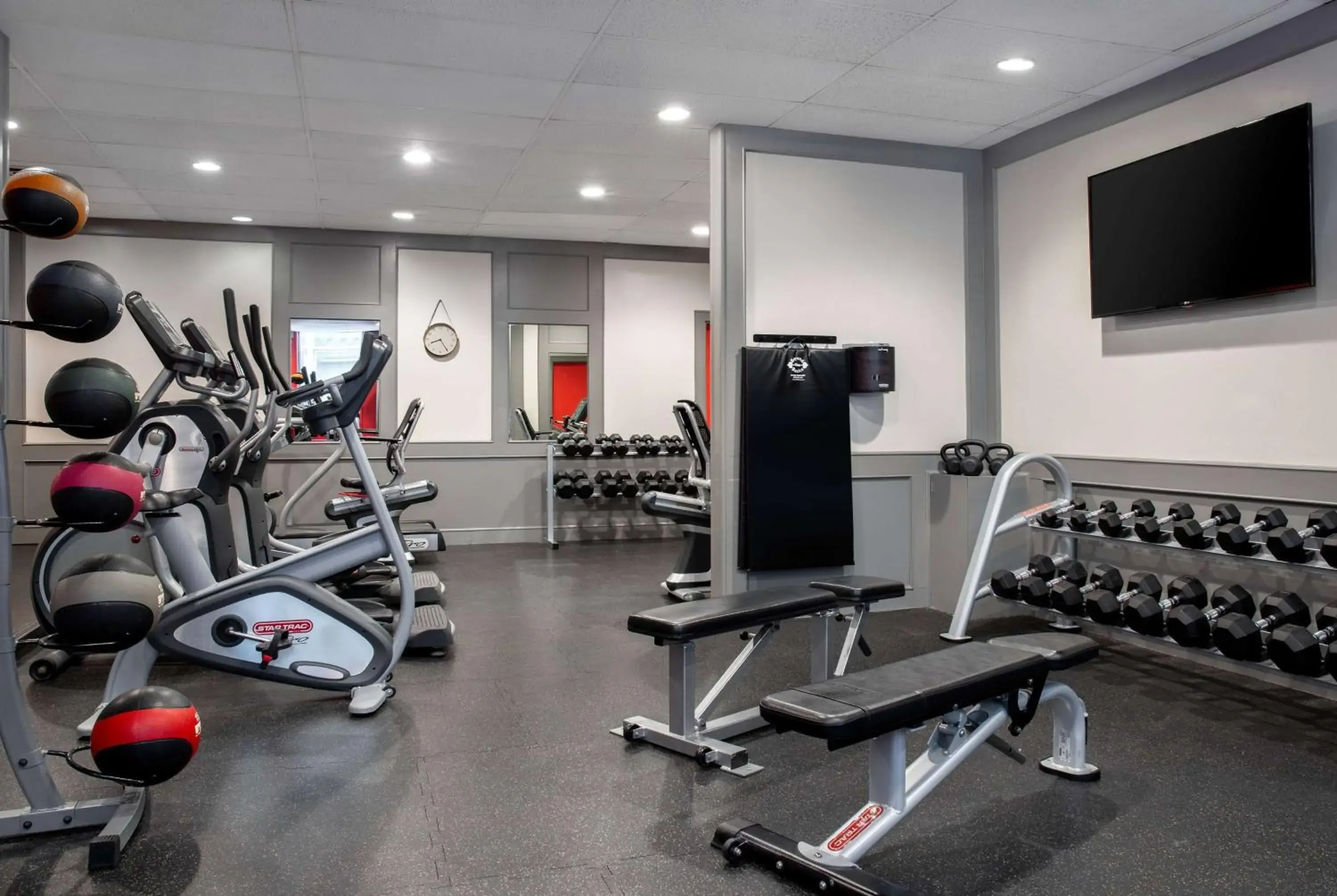 Fitness centre/facilities in Ramada Plaza by Wyndham Calgary Downtown Fitness centre/facilities in Ramada Plaza by Wyndham Calgary Downtown