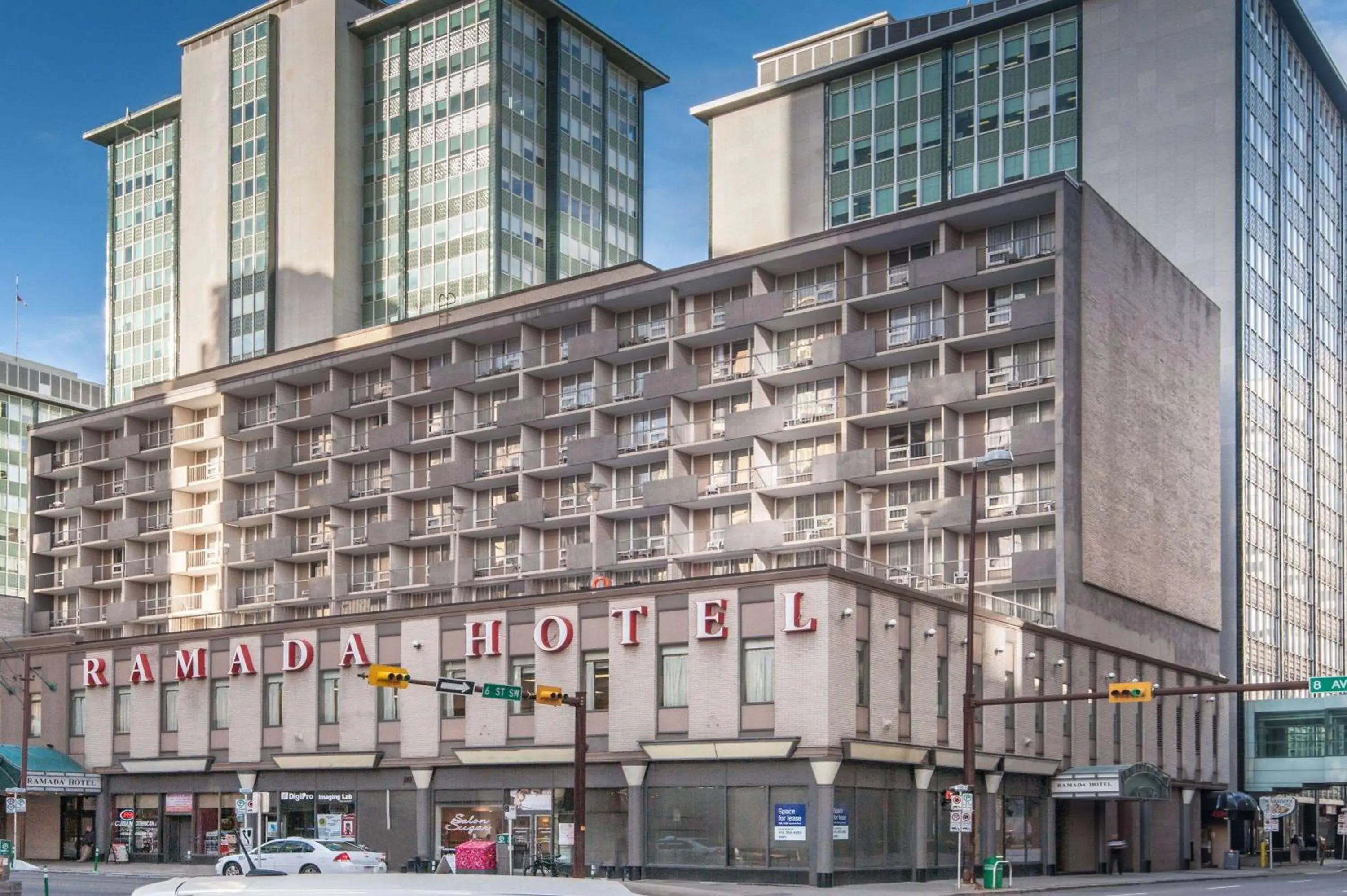 Property building in Ramada Plaza by Wyndham Calgary Downtown Property building in Ramada Plaza by Wyndham Calgary Downtown