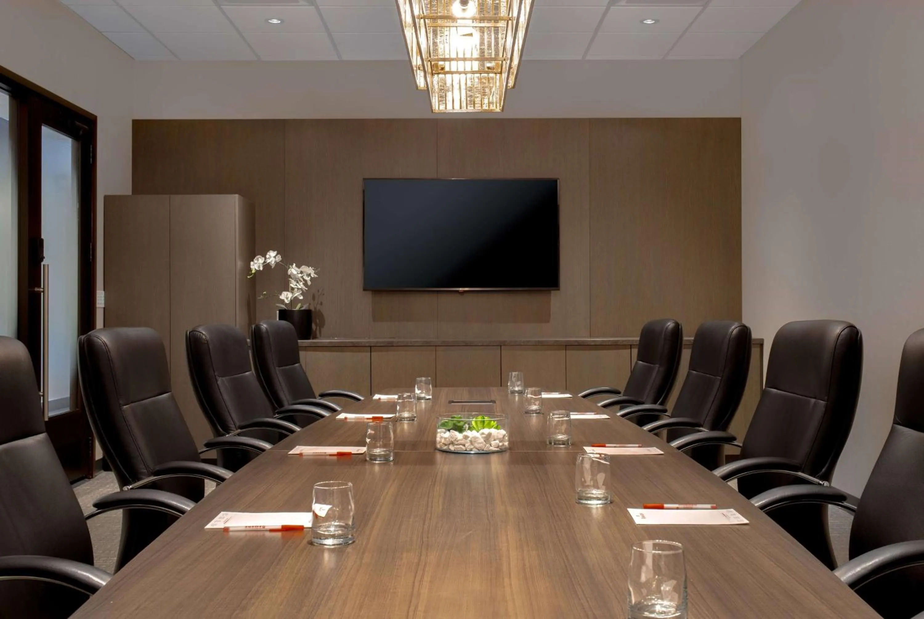Meeting/conference room in Ramada Plaza by Wyndham Calgary Downtown