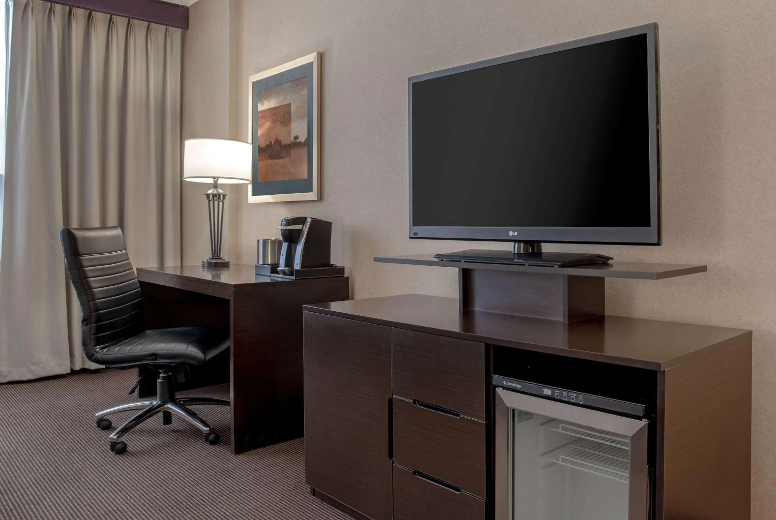 Photo of the whole room in Ramada Plaza by Wyndham Calgary Downtown