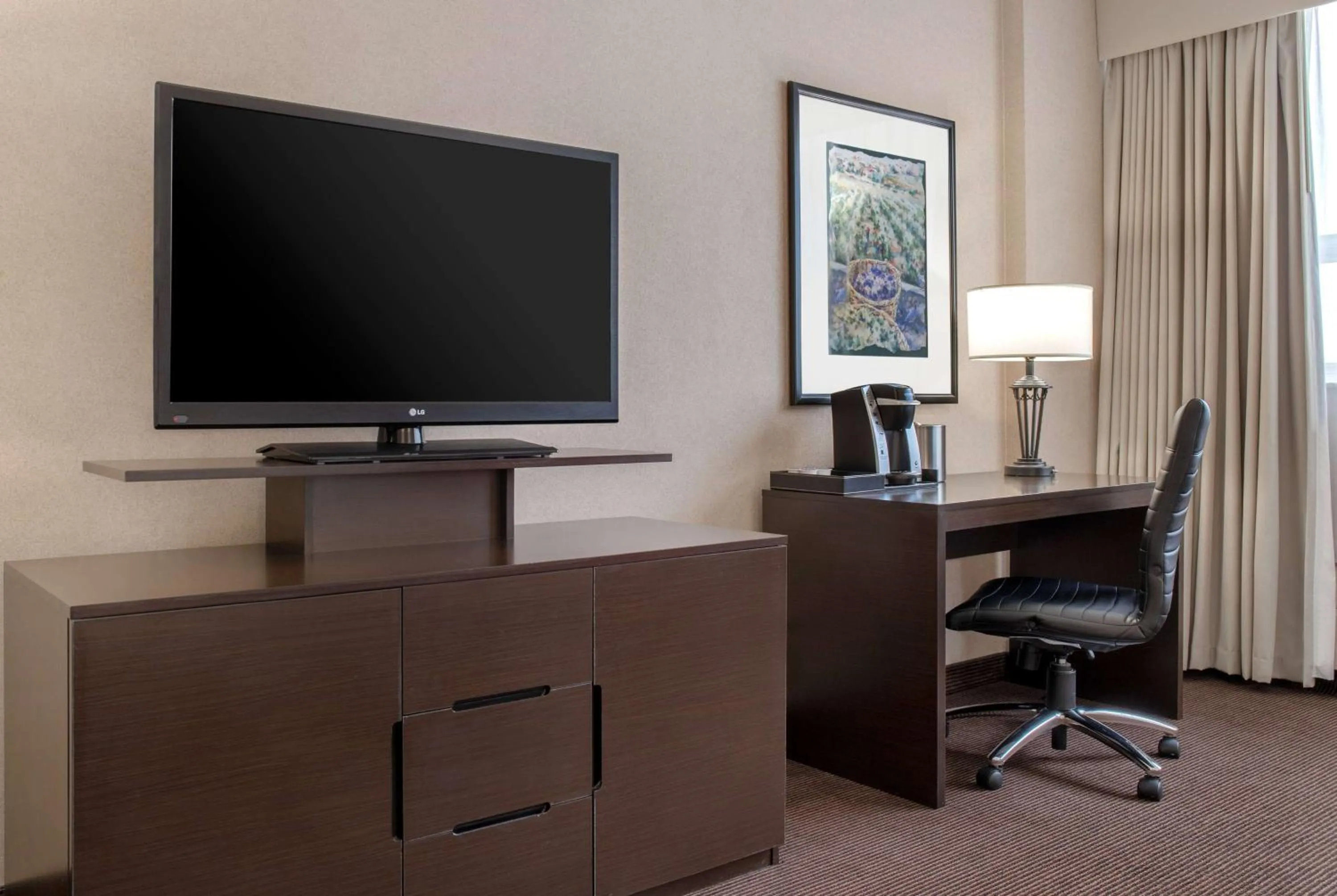 Photo of the whole room in Ramada Plaza by Wyndham Calgary Downtown