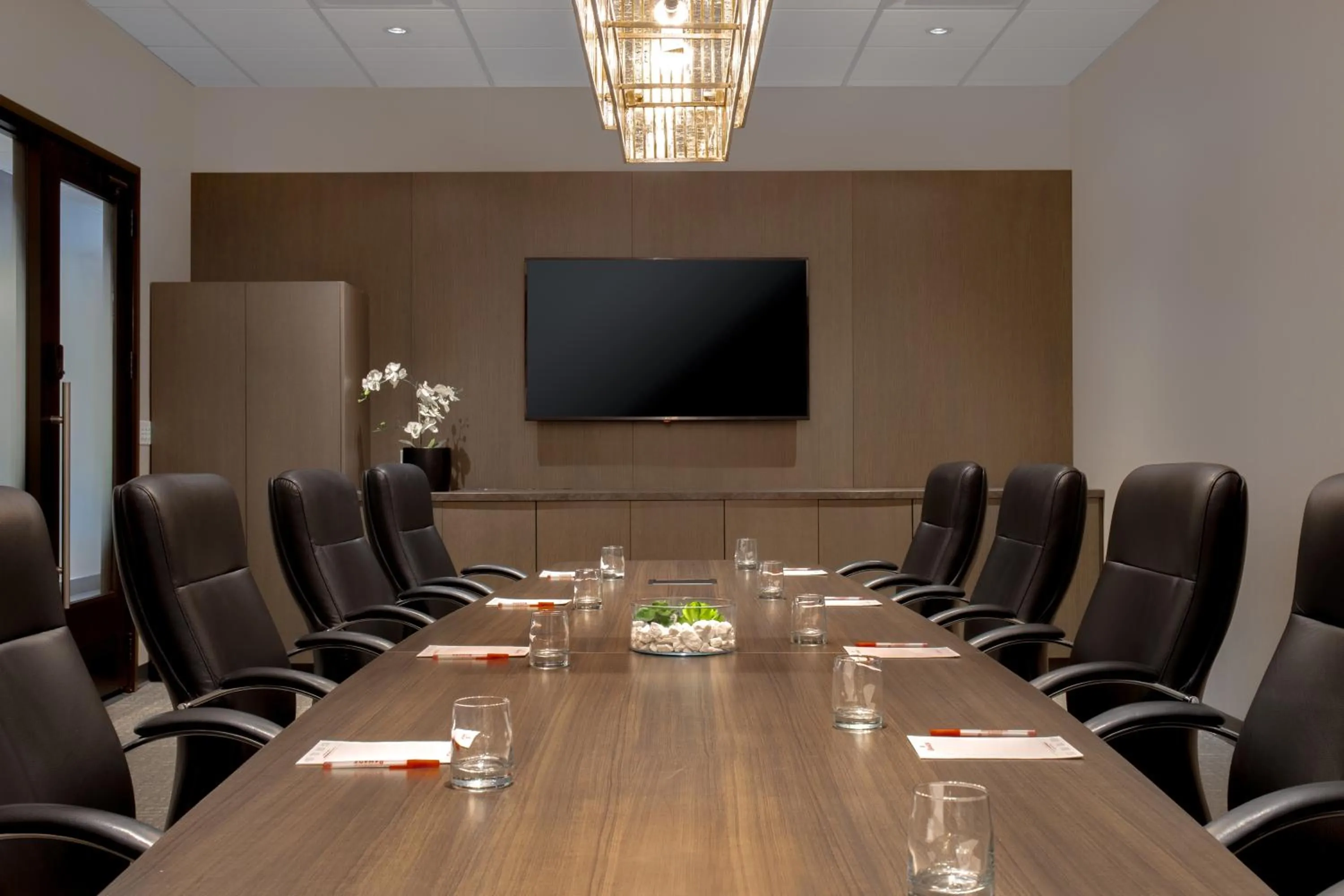Meeting/conference room in Ramada Plaza by Wyndham Calgary Downtown