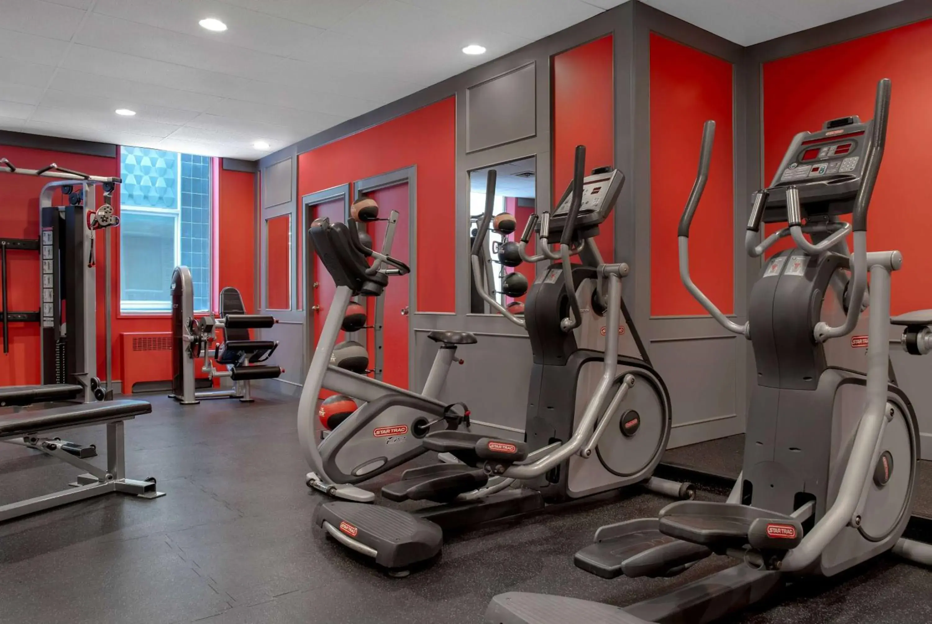 Fitness centre/facilities in Ramada Plaza by Wyndham Calgary Downtown Fitness centre/facilities in Ramada Plaza by Wyndham Calgary Downtown