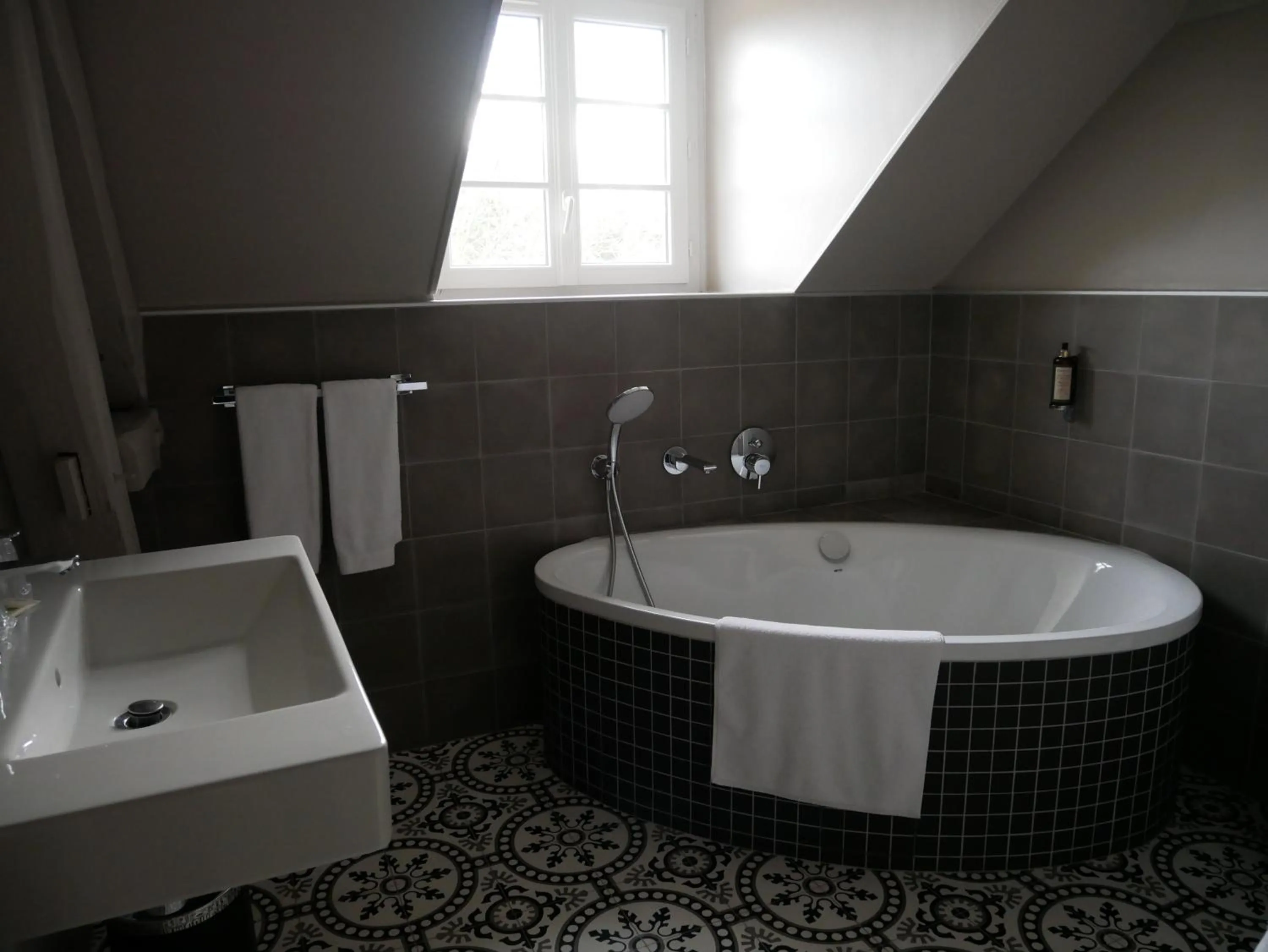 Bathroom in Logis Domaine De Valaudran