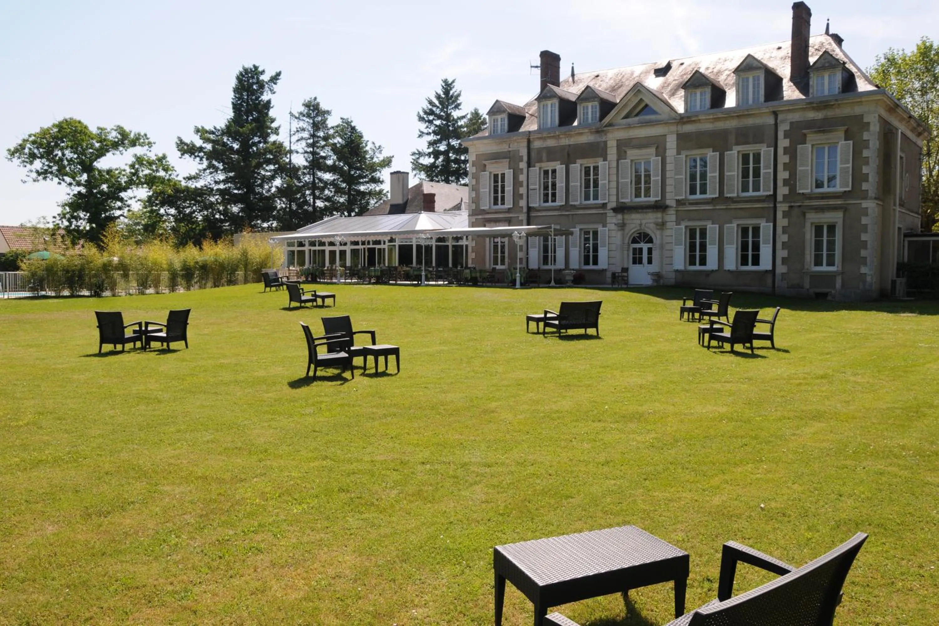 Facade/entrance in Logis Domaine De Valaudran
