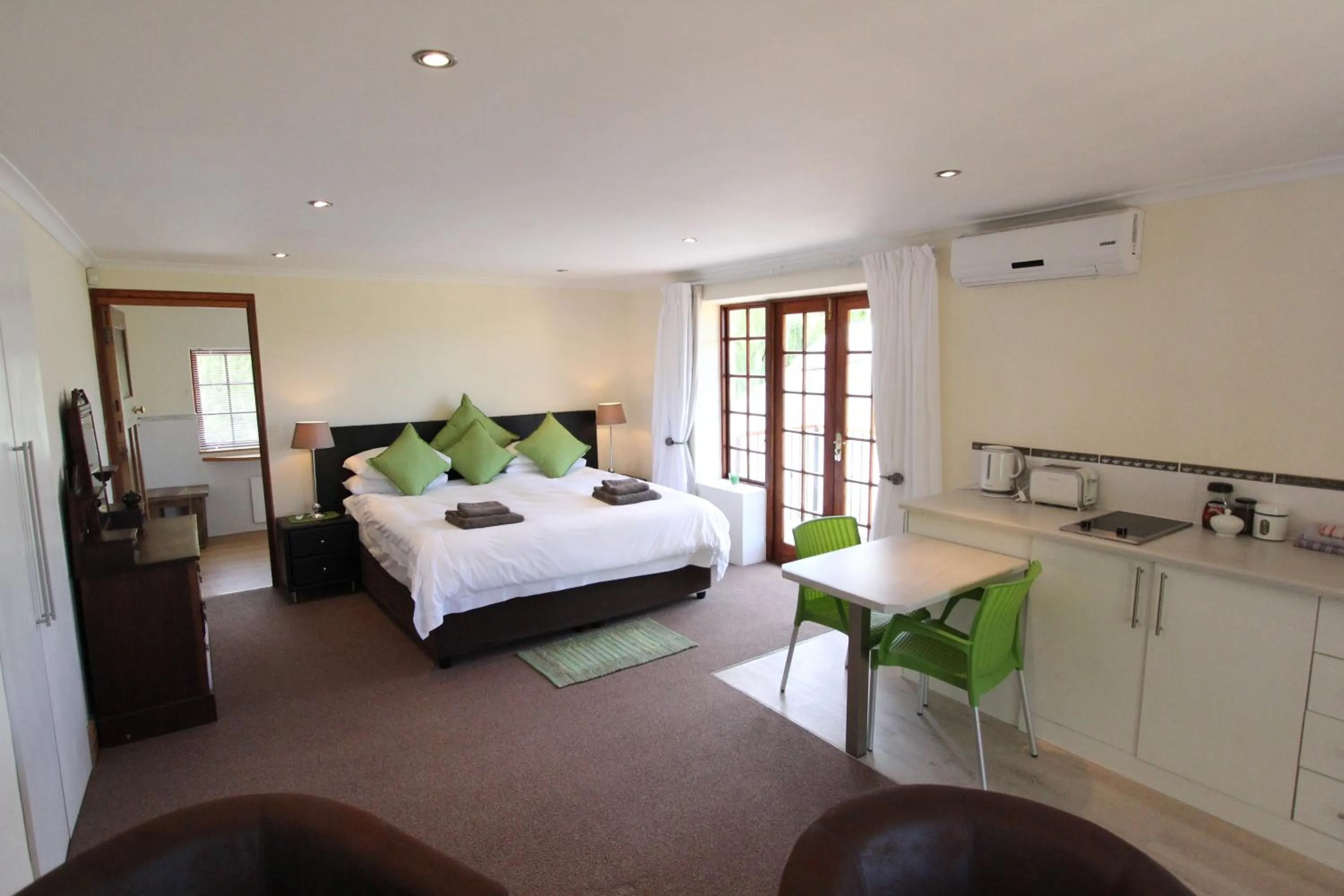 Deluxe Double or Twin Room with Balcony in Acara Guesthouse & Cottages