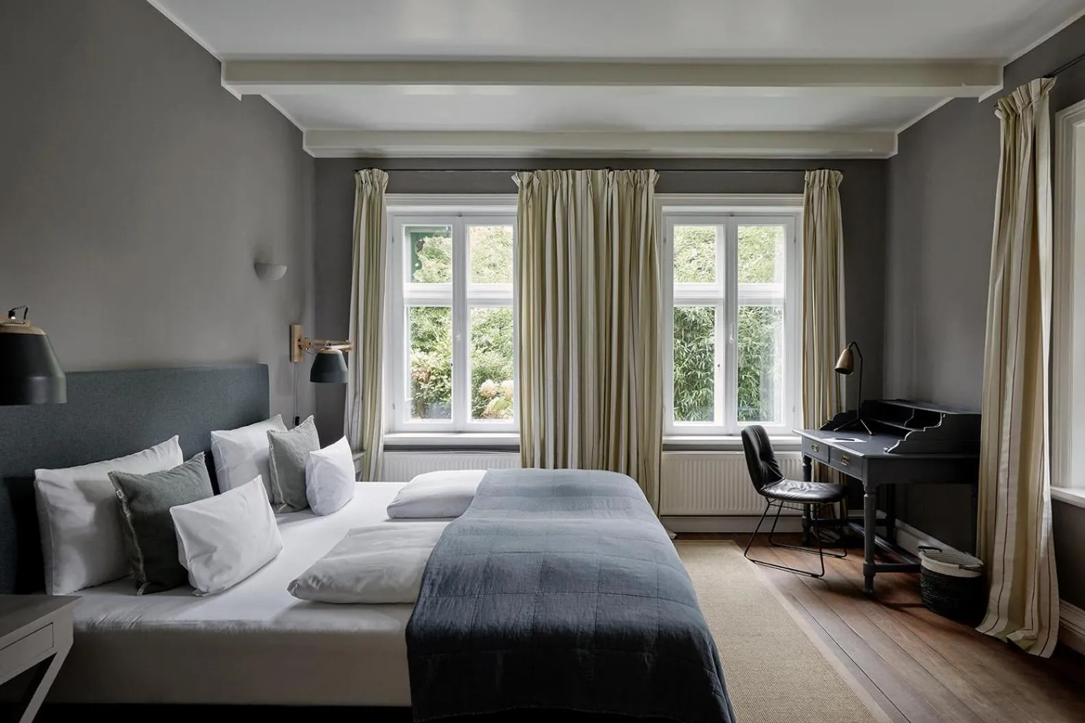 Photo of the whole room, Bed in Landhaus Flottbek Boutique Hotel