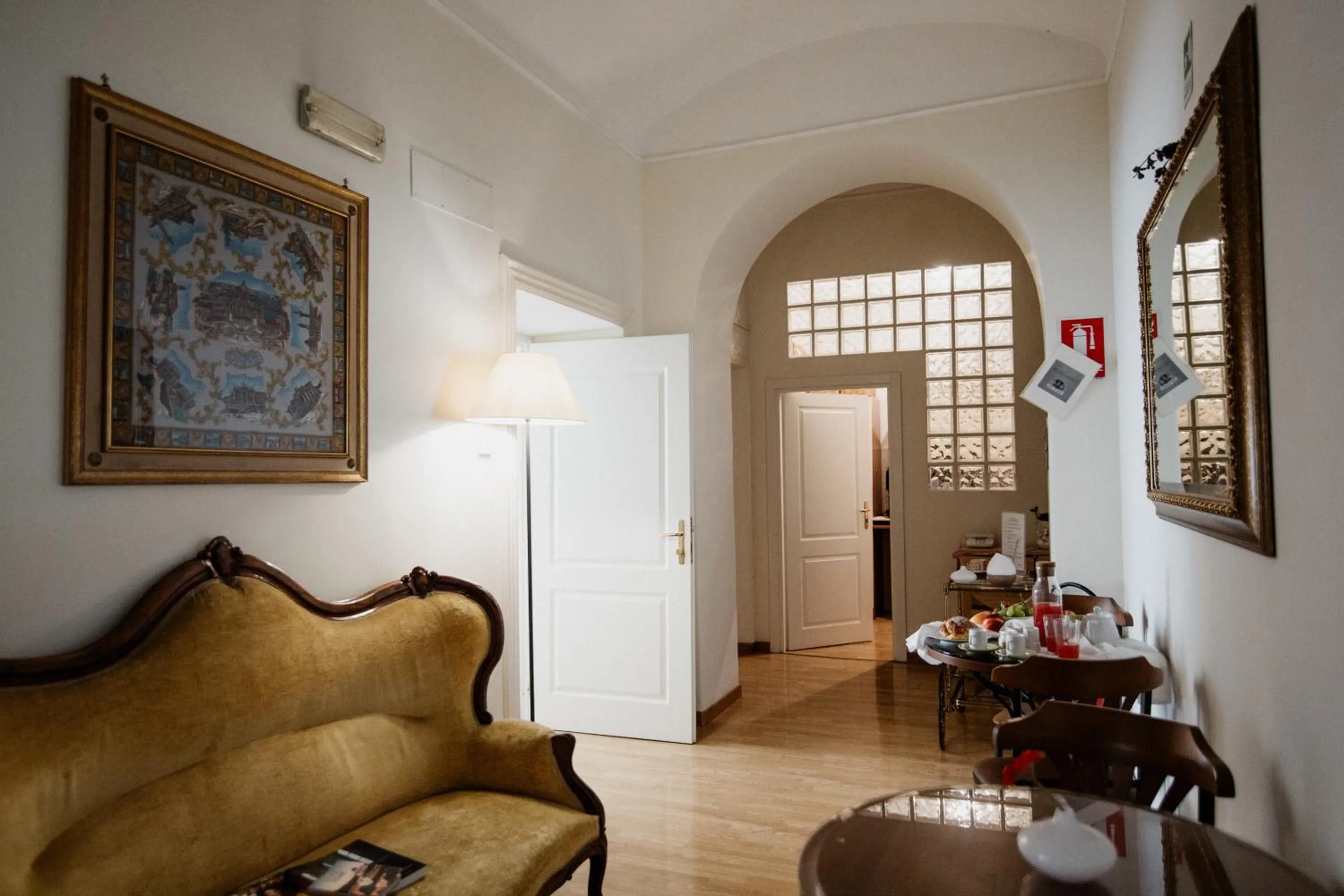 Communal lounge/ TV room in La Girandola Bed & Breakfast