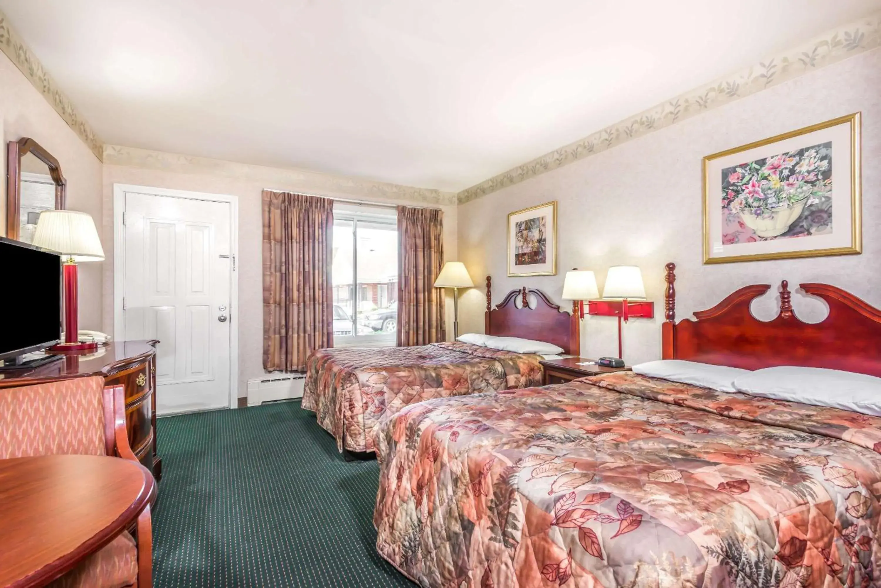 Photo of the whole room, Bed in Knights Inn Lenox