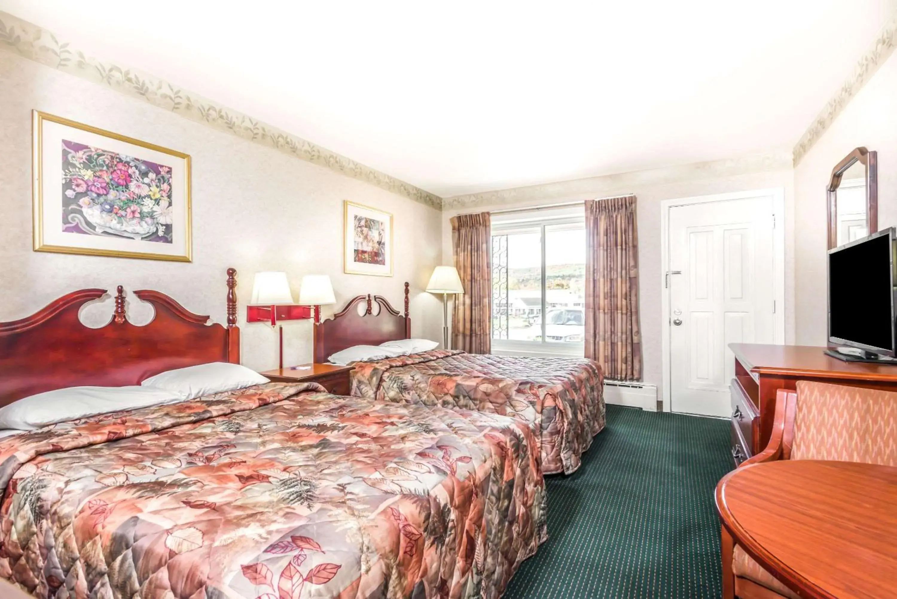 Photo of the whole room, Bed in Knights Inn Lenox