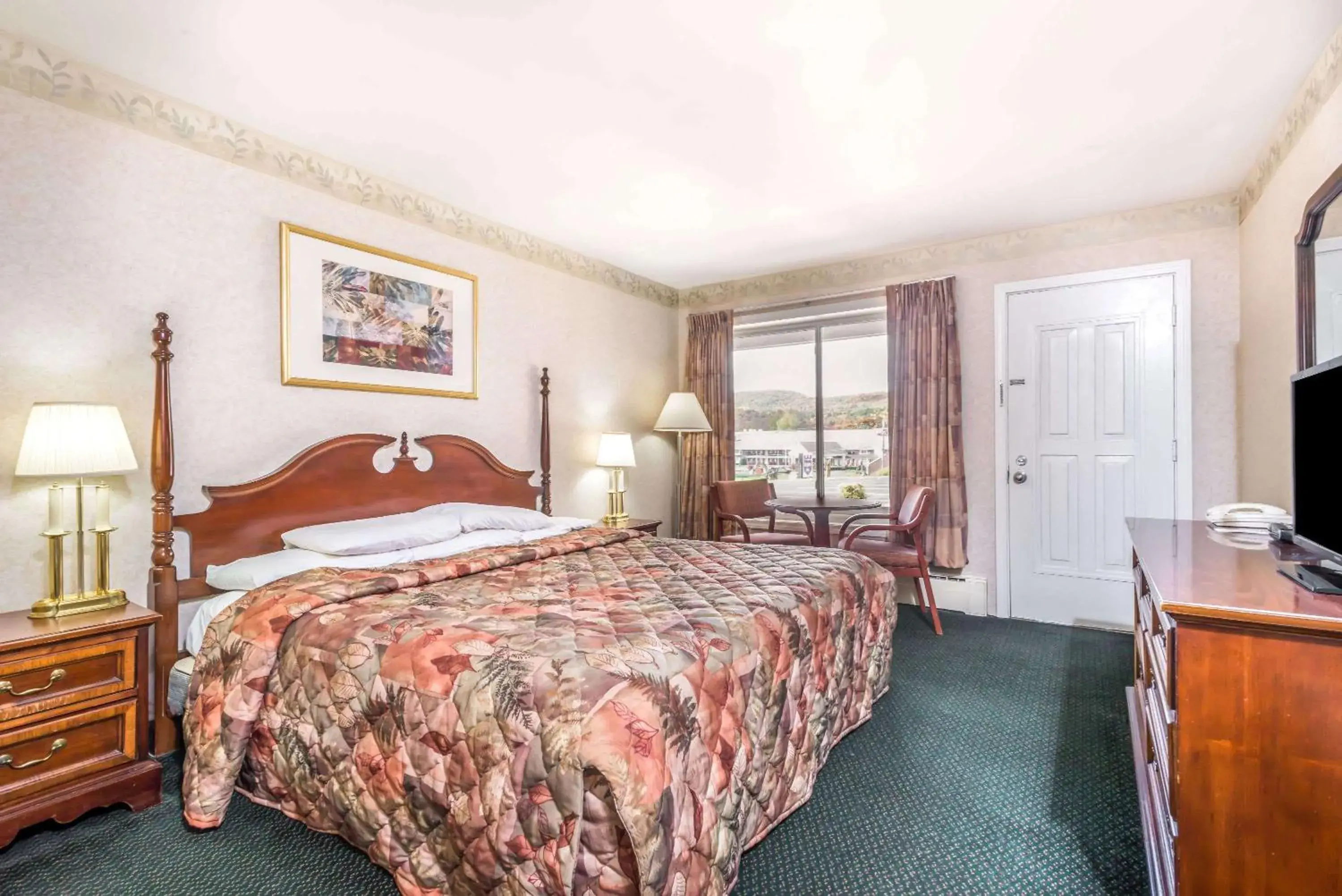 Photo of the whole room, Bed in Knights Inn Lenox