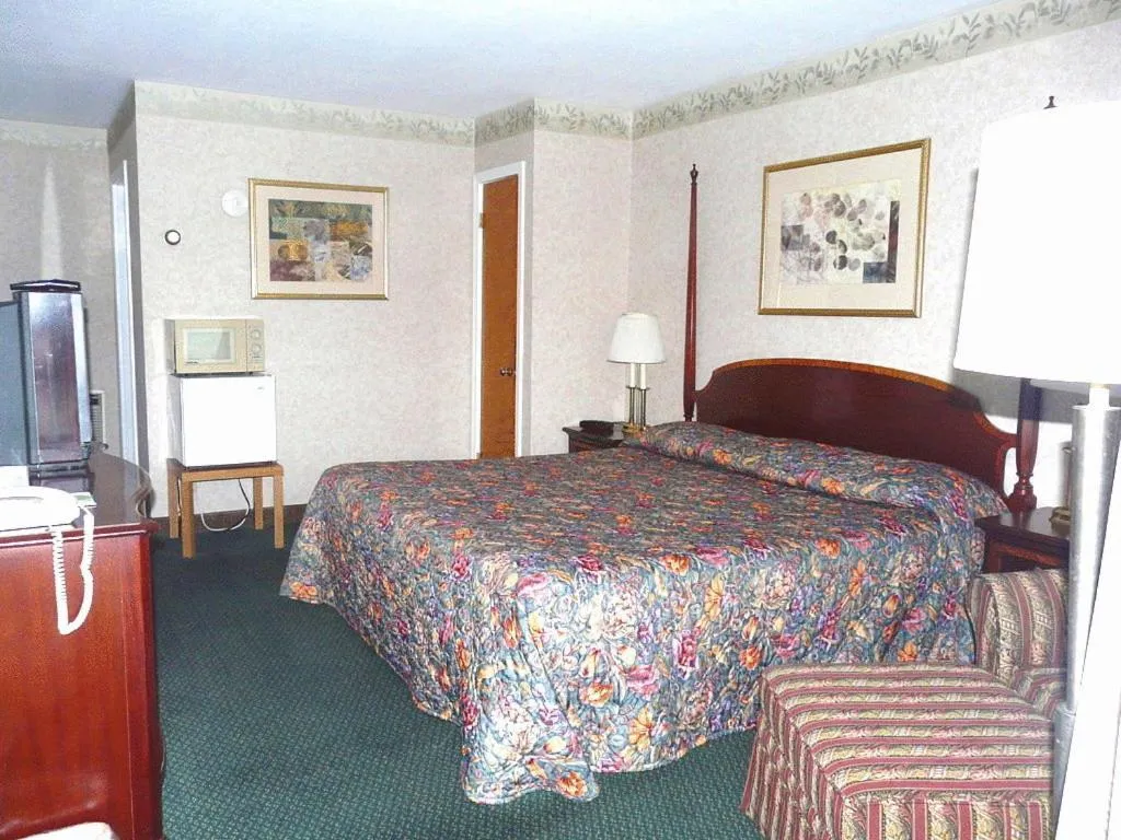 Bedroom in Knights Inn Lenox