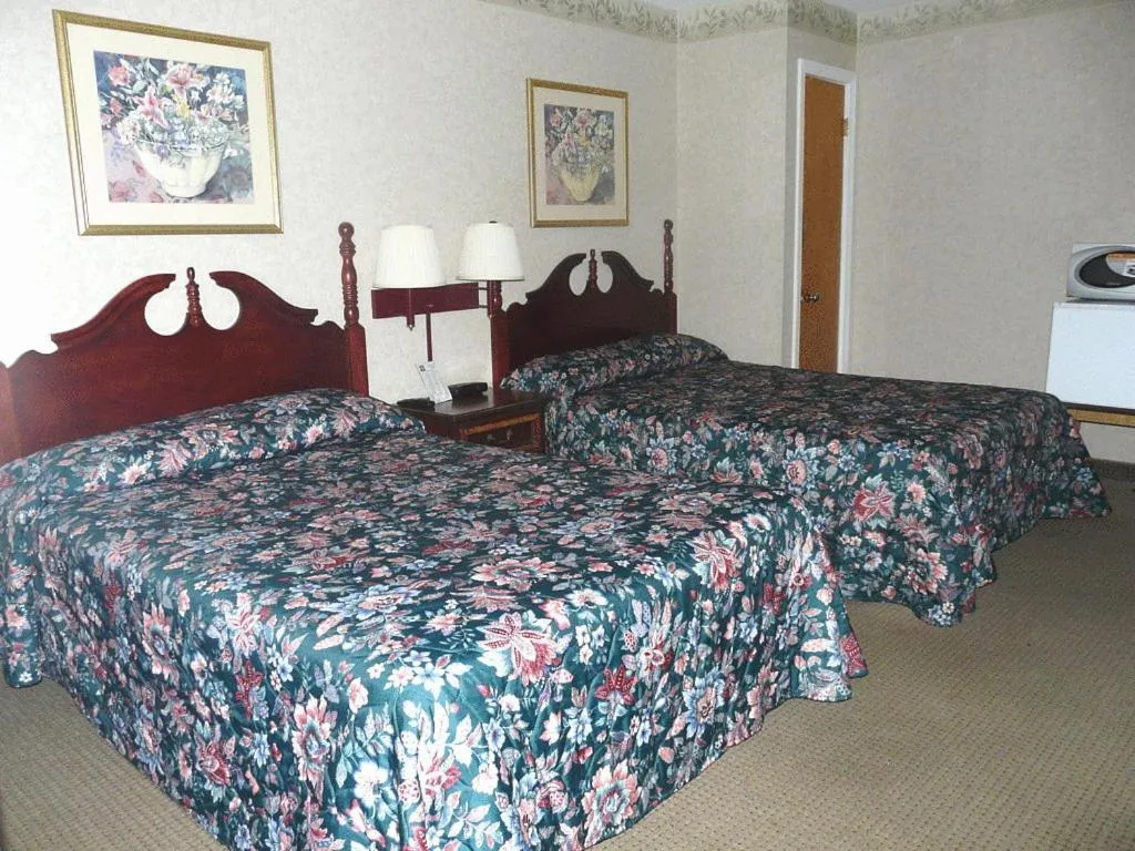 Bedroom in Knights Inn Lenox