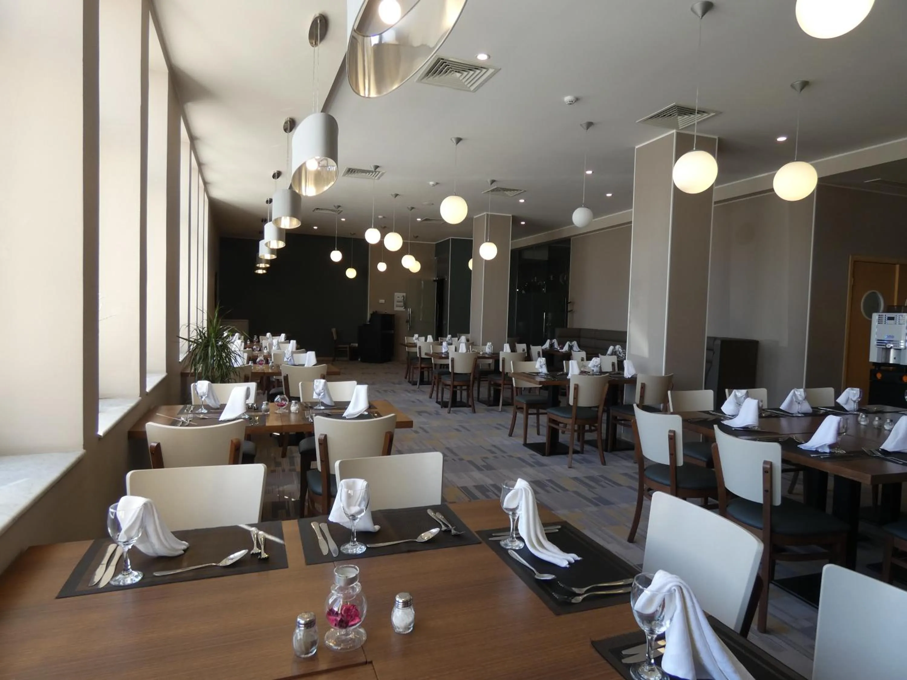 Restaurant/places to eat in Le Zenith Hotel Oran