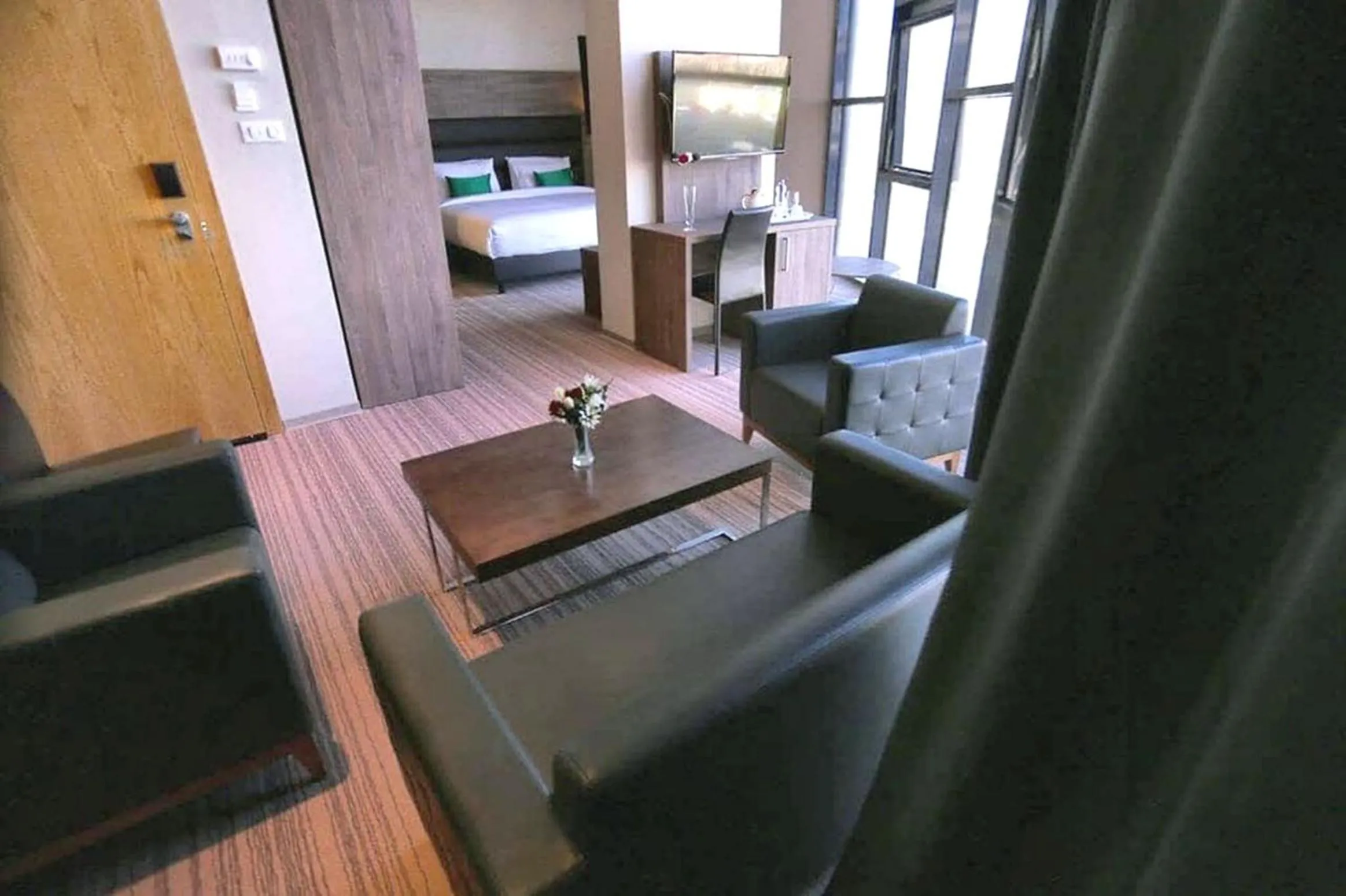 Living room, Bed in Le Zenith Hotel Oran