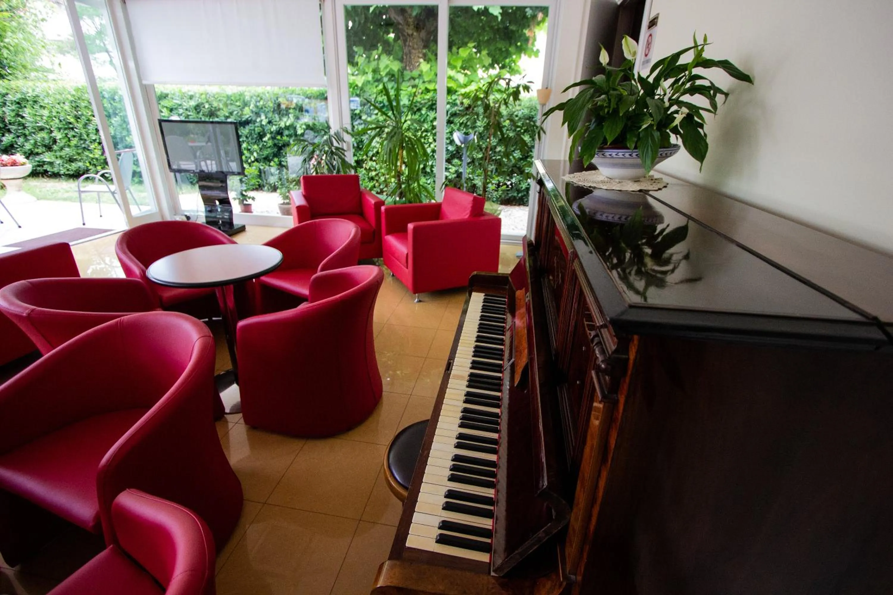 Communal lounge/ TV room in Hotel Bahama