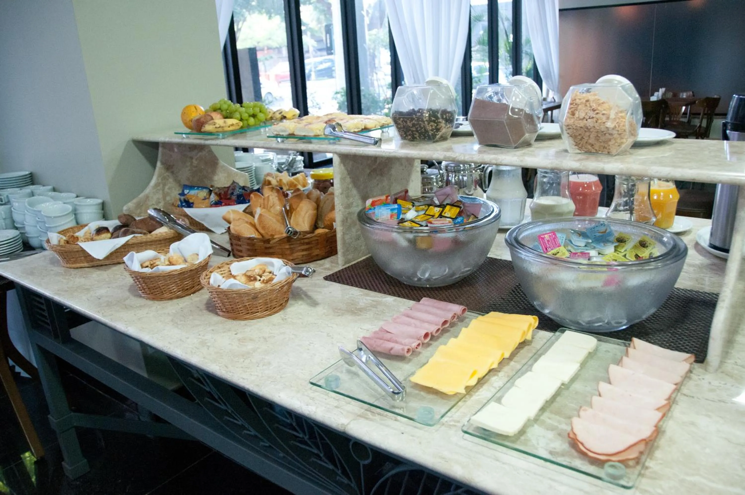 Restaurant/places to eat in Gallant Hotel