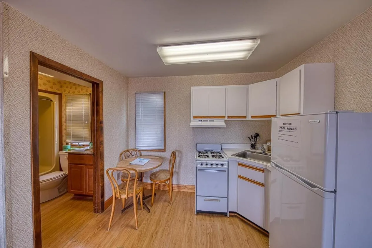 Kitchen or kitchenette in Sea Spray Motel