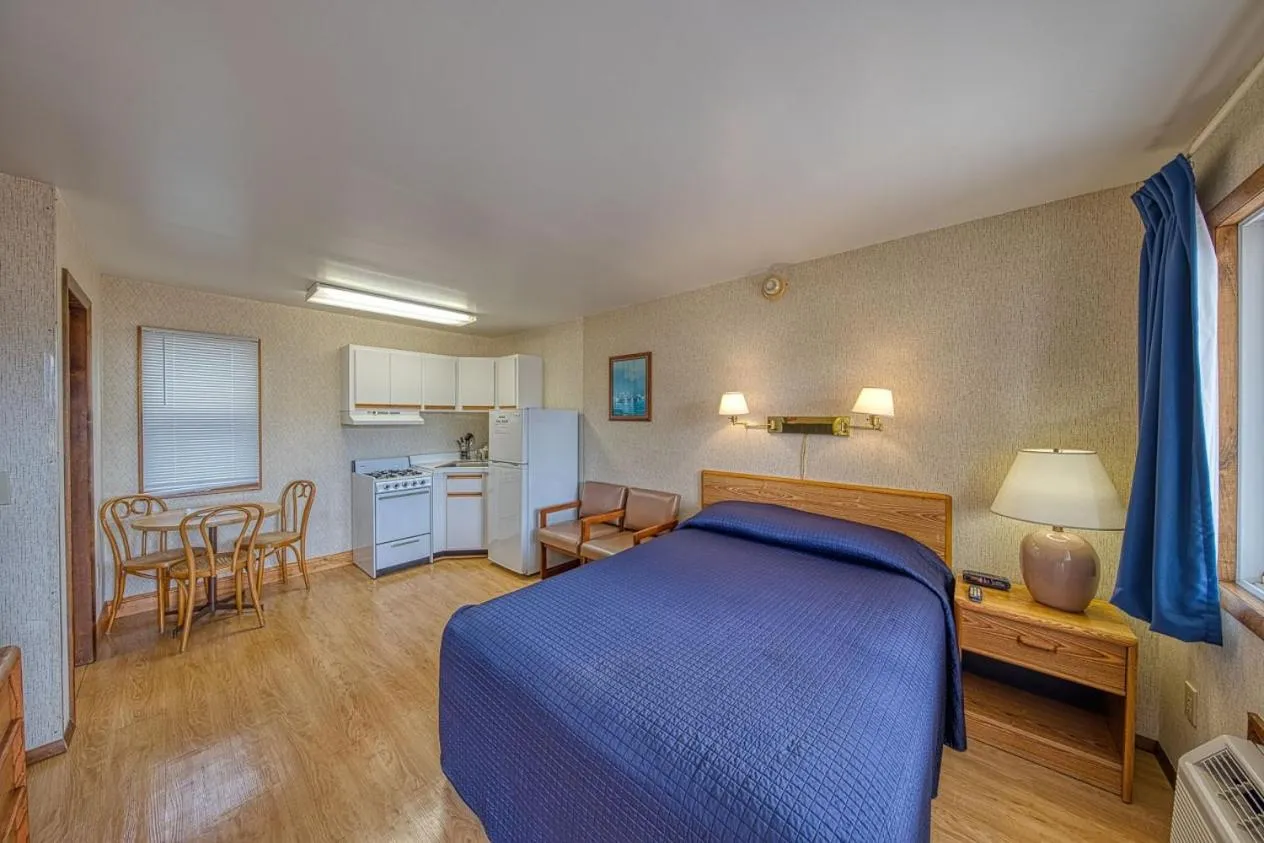 Photo of the whole room in Sea Spray Motel