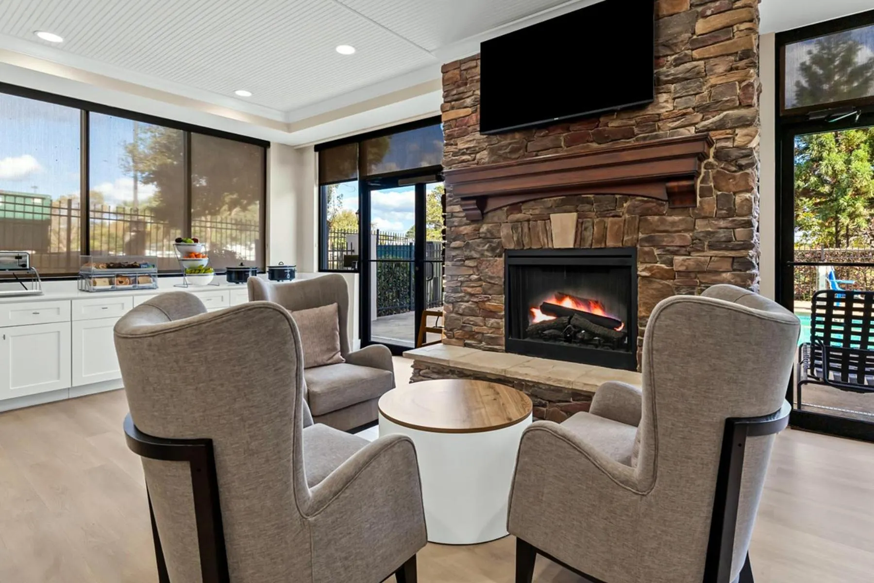 TV and multimedia in Comfort Suites Augusta Riverwatch