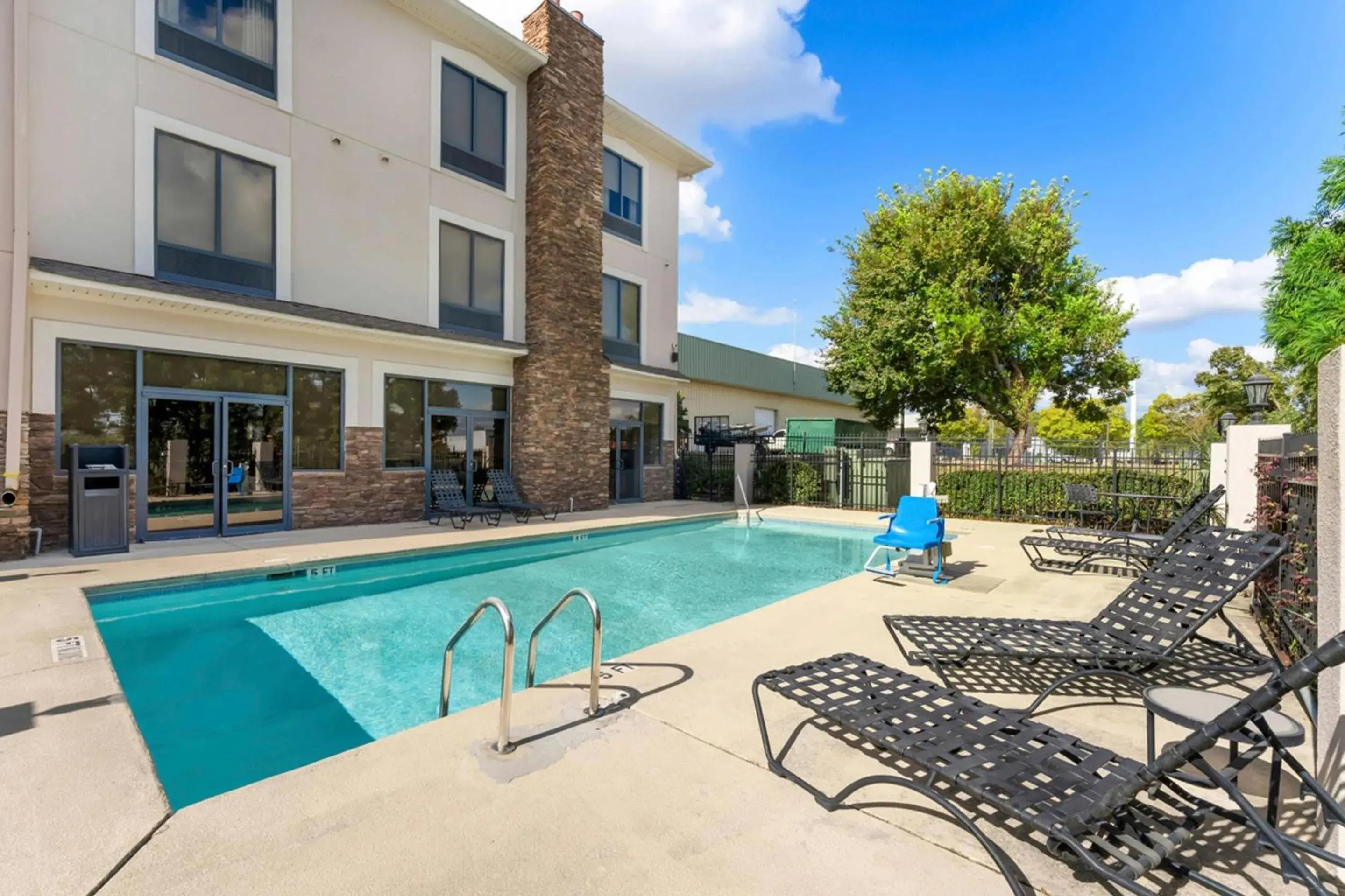 Swimming pool in Comfort Suites Augusta Riverwatch Swimming pool in Comfort Suites Augusta Riverwatch