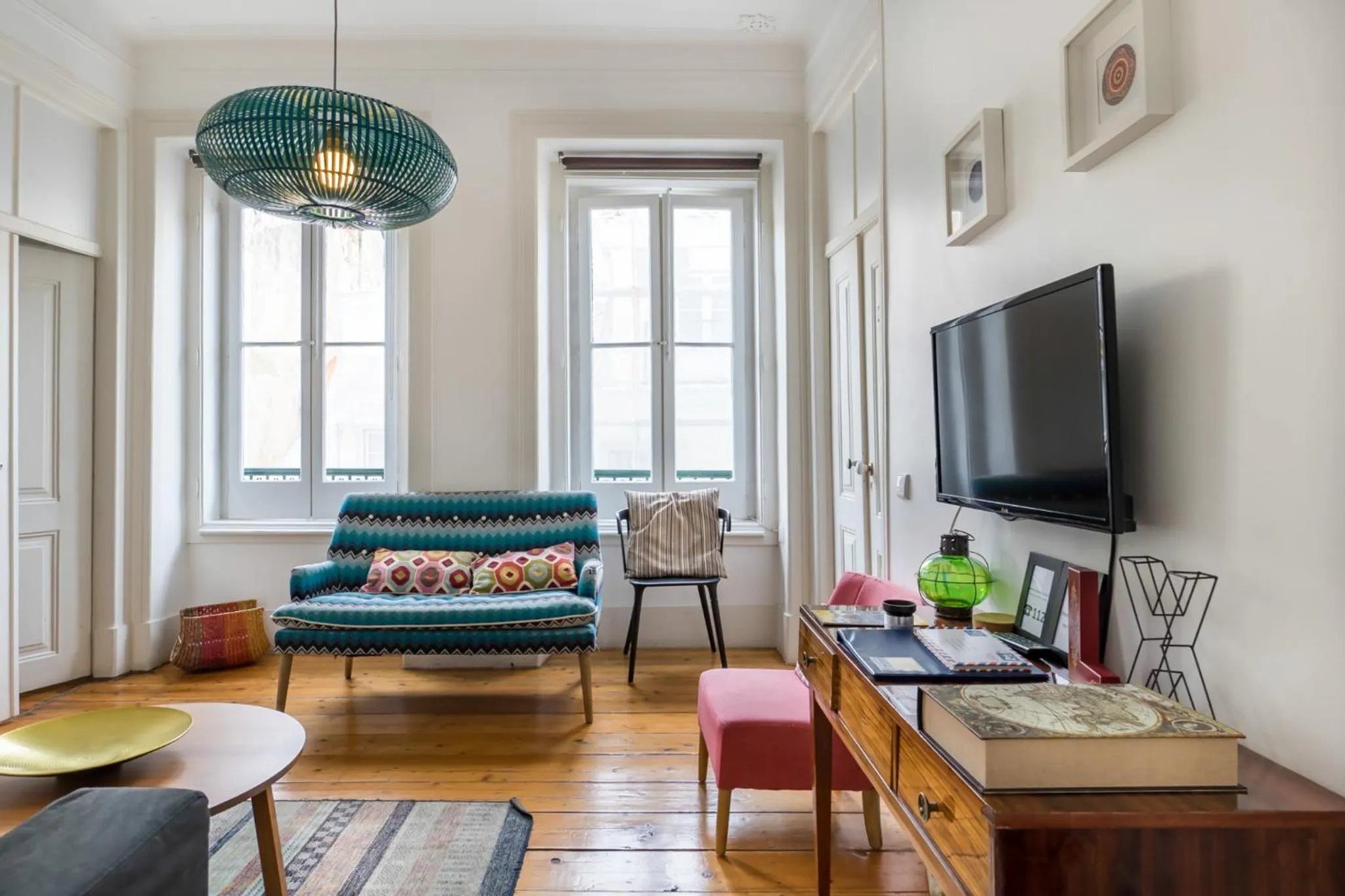 Communal lounge/ TV room in The Color Hostel