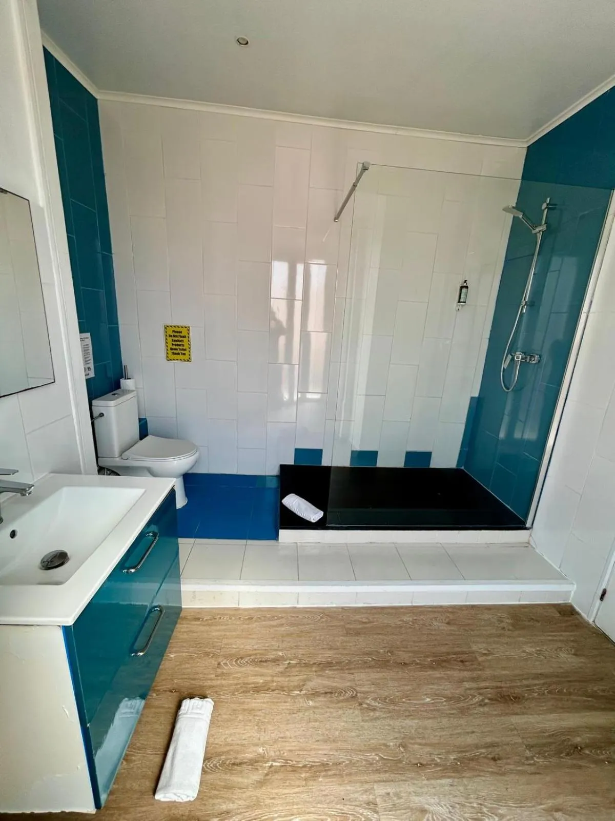 Bathroom, Bed in The Color Hostel