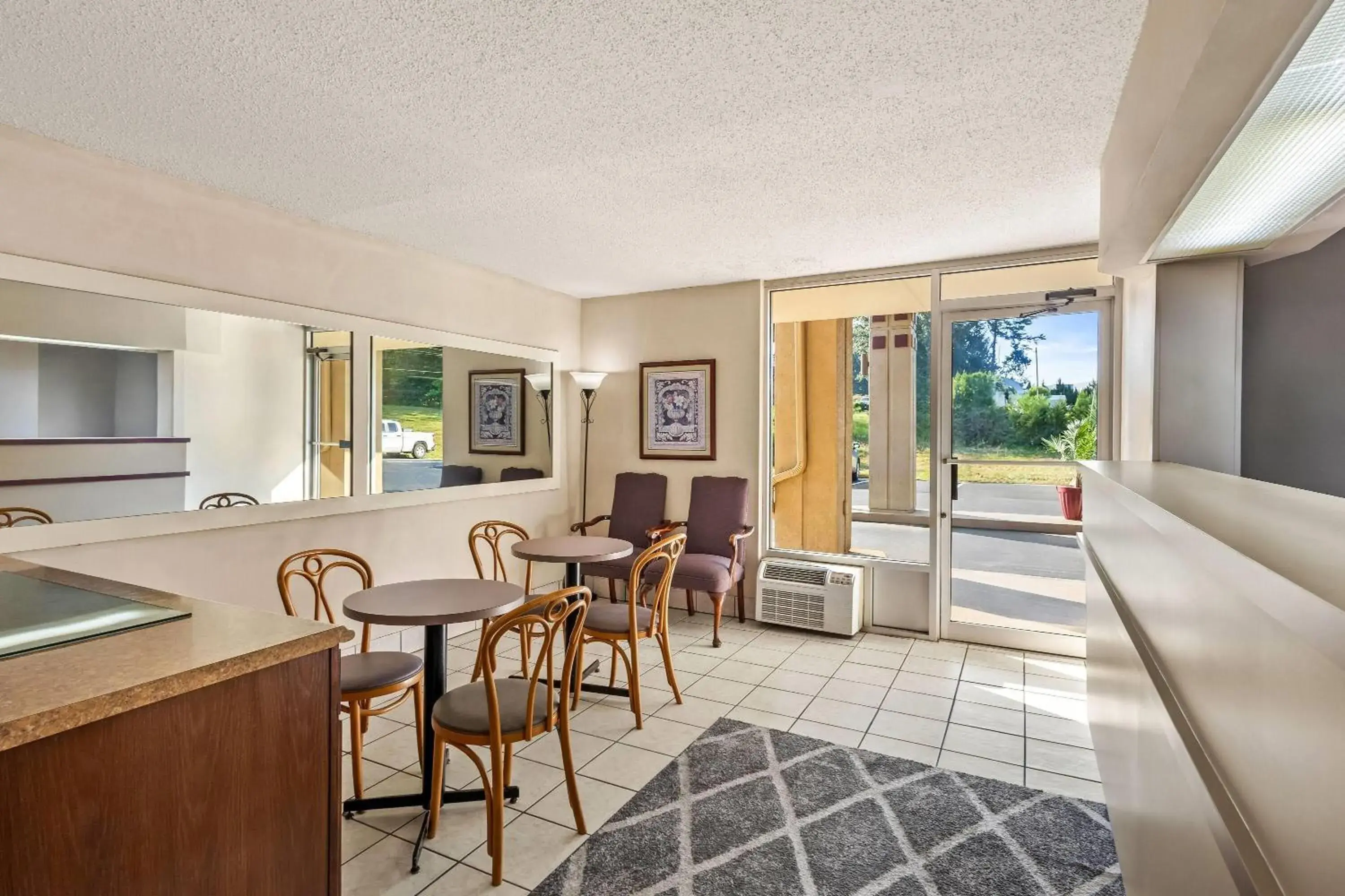 Restaurant/places to eat in Super 8 by Wyndham Commerce Restaurant/places to eat in Super 8 by Wyndham Commerce